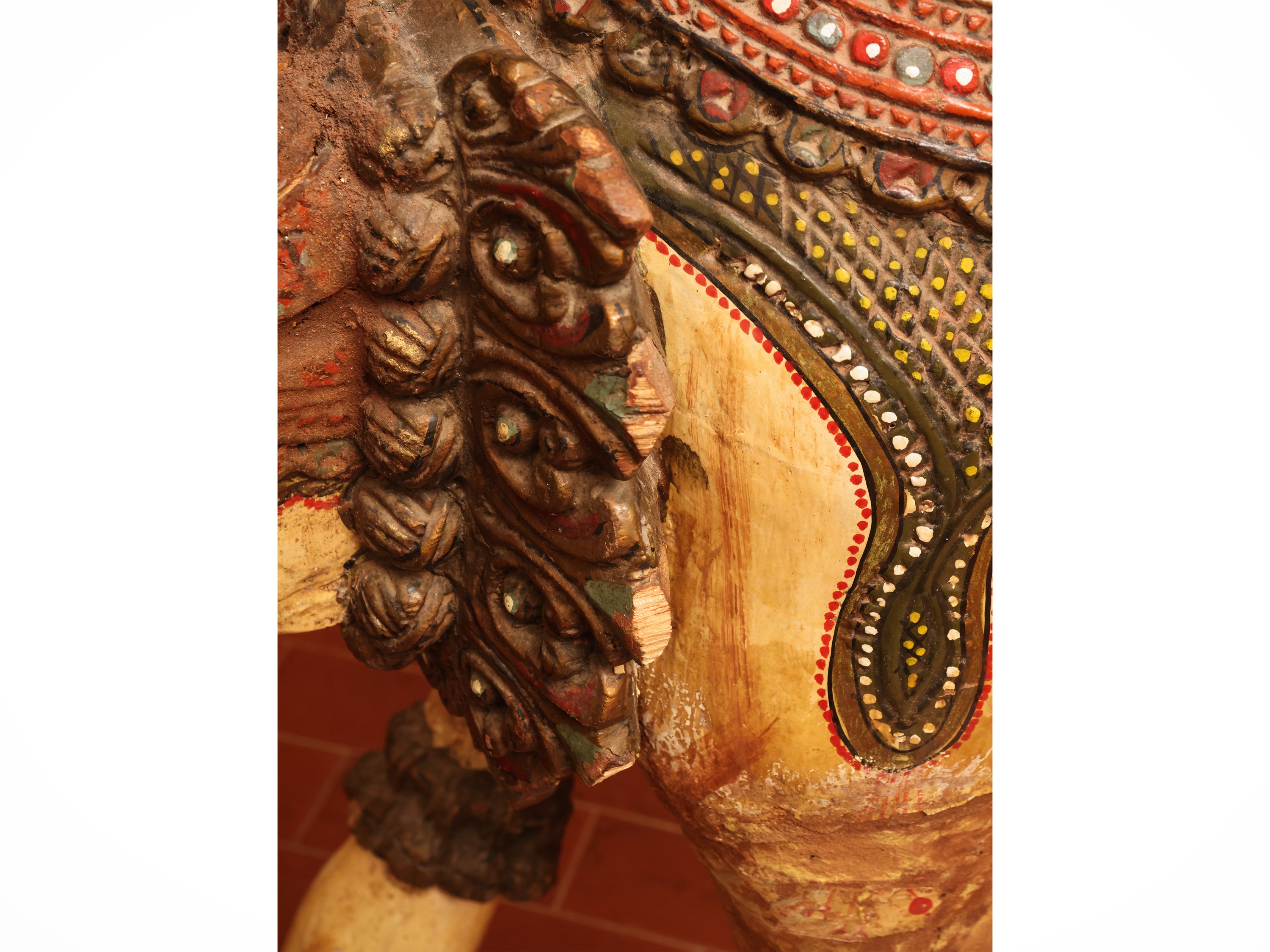 Manifattura indiana, Coppia di grandi sculture decorative in legno dipinto con personaggi a dorso...