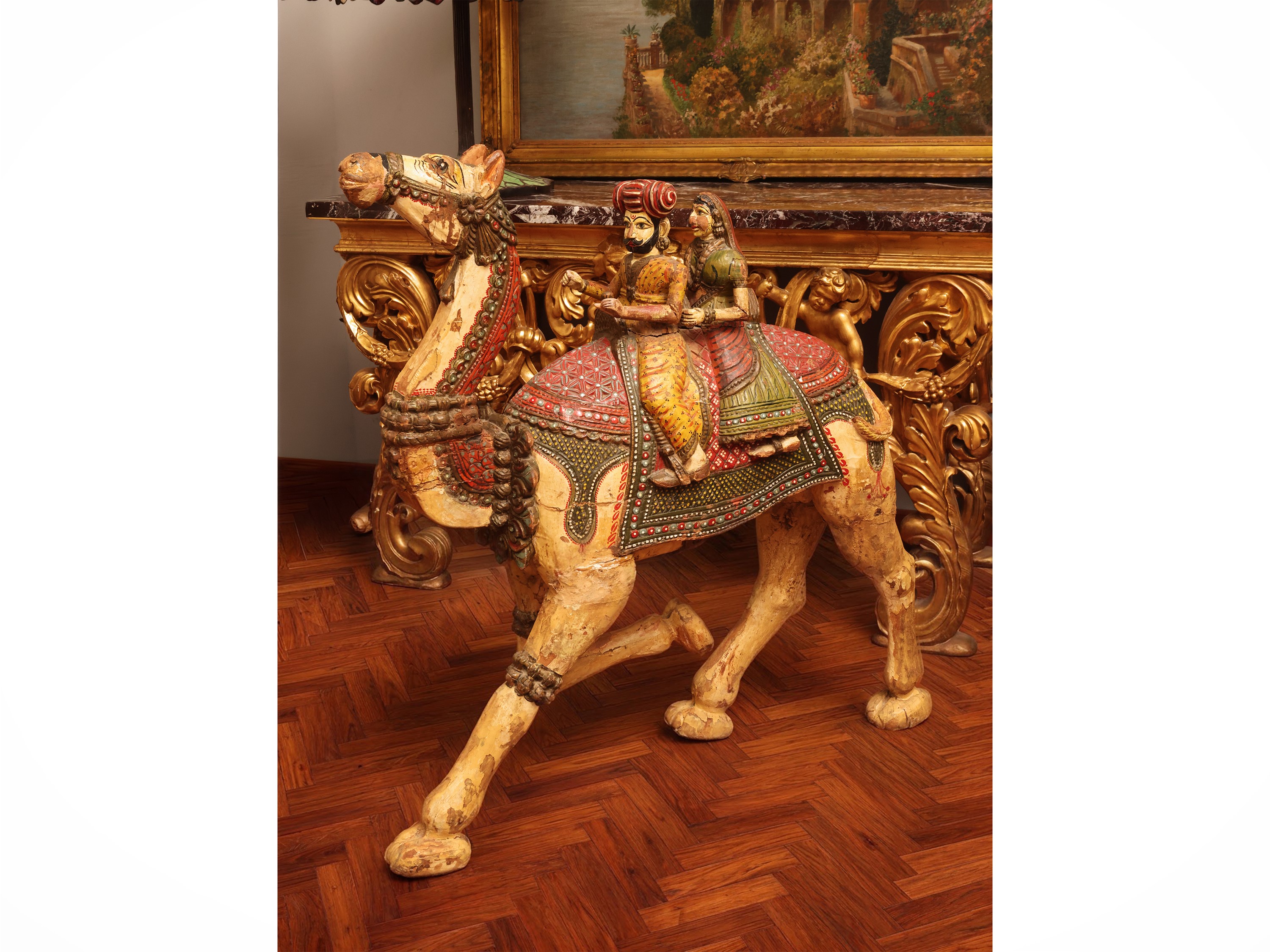 Manifattura indiana, Coppia di grandi sculture decorative in legno dipinto con personaggi a dorso...