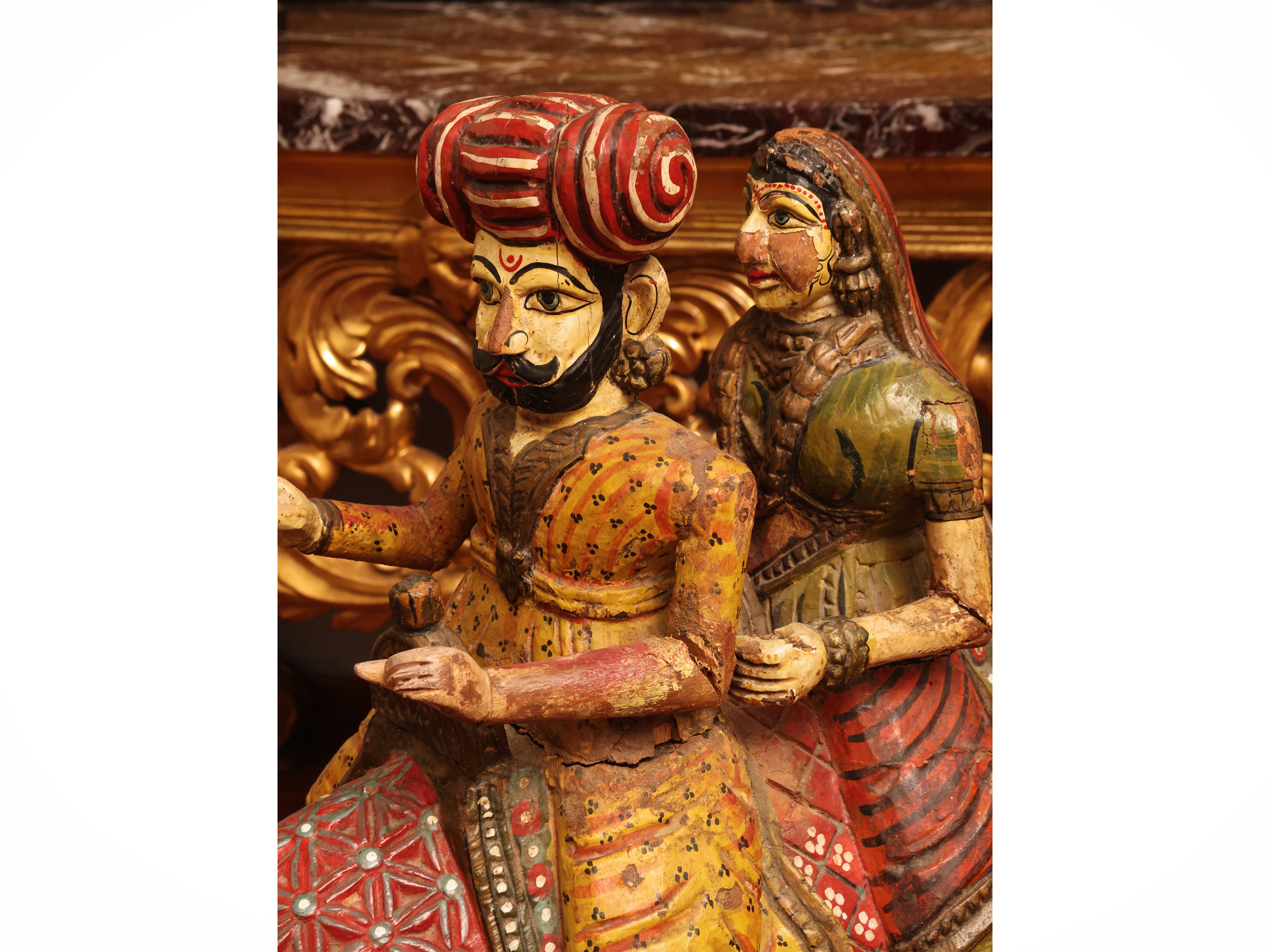 Manifattura indiana, Coppia di grandi sculture decorative in legno dipinto con personaggi a dorso...