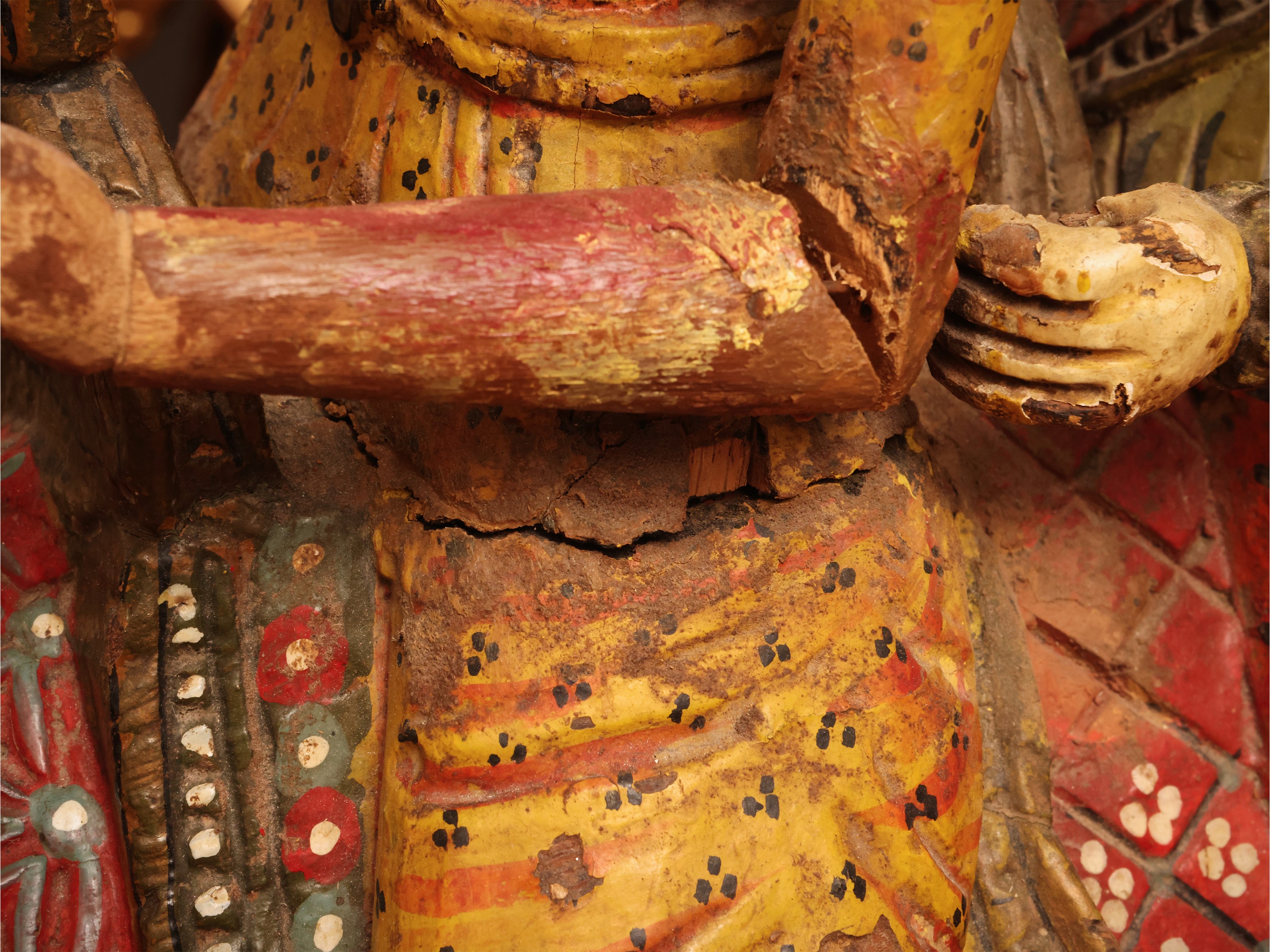 Manifattura indiana, Coppia di grandi sculture decorative in legno dipinto con personaggi a dorso...
