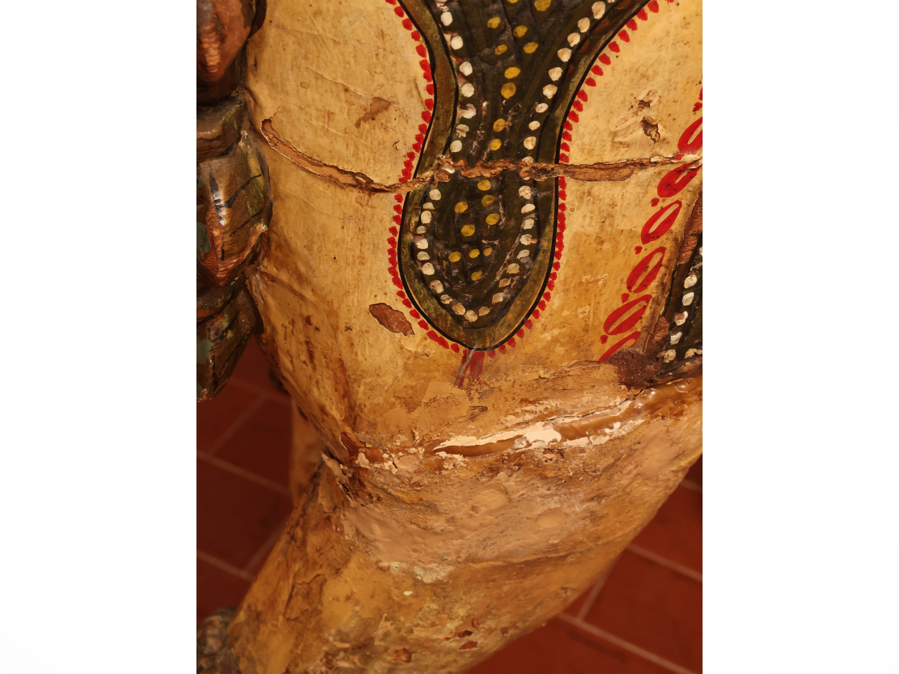 Manifattura indiana, Coppia di grandi sculture decorative in legno dipinto con personaggi a dorso...