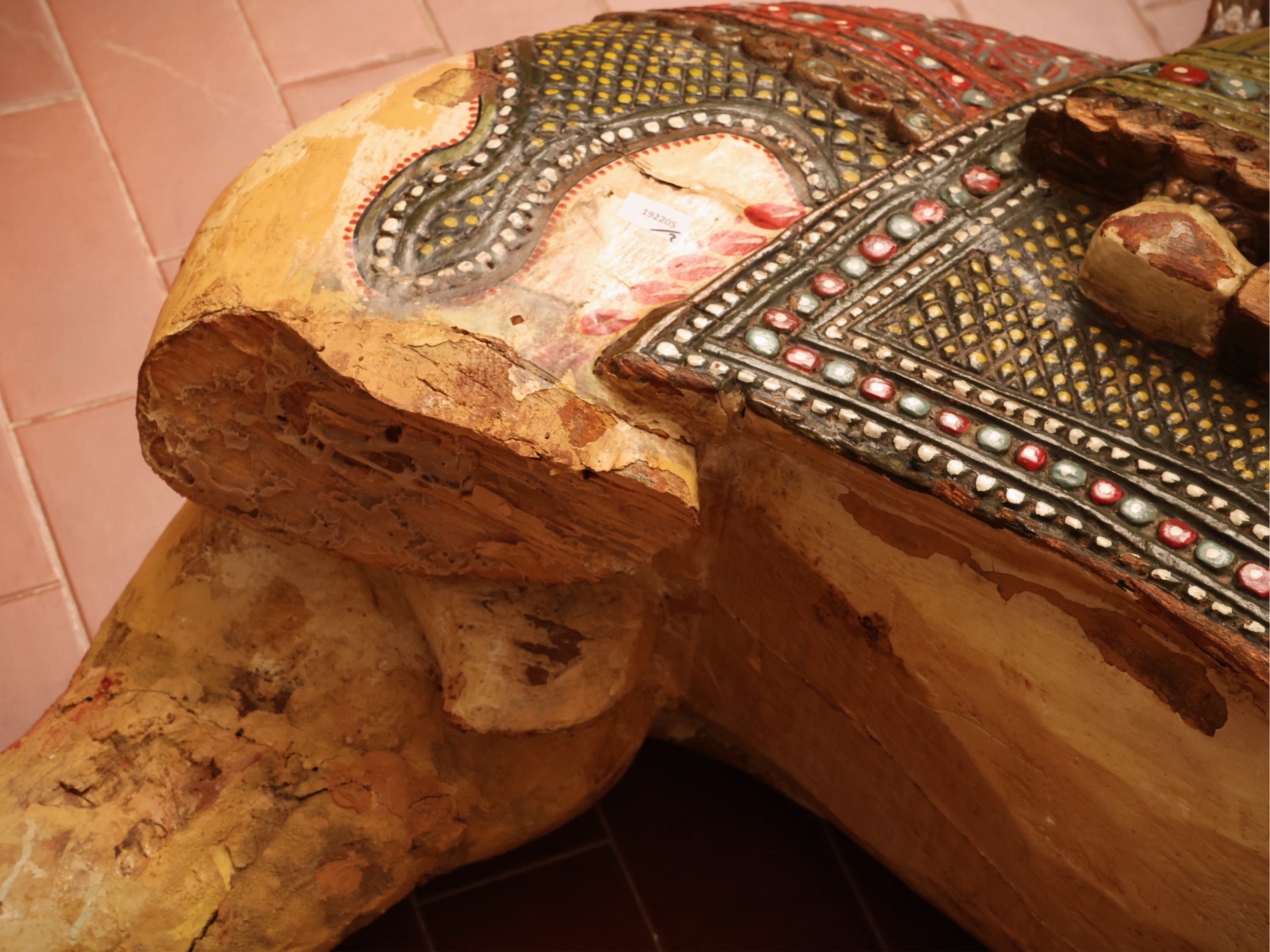 Manifattura indiana, Coppia di grandi sculture decorative in legno dipinto con personaggi a dorso...