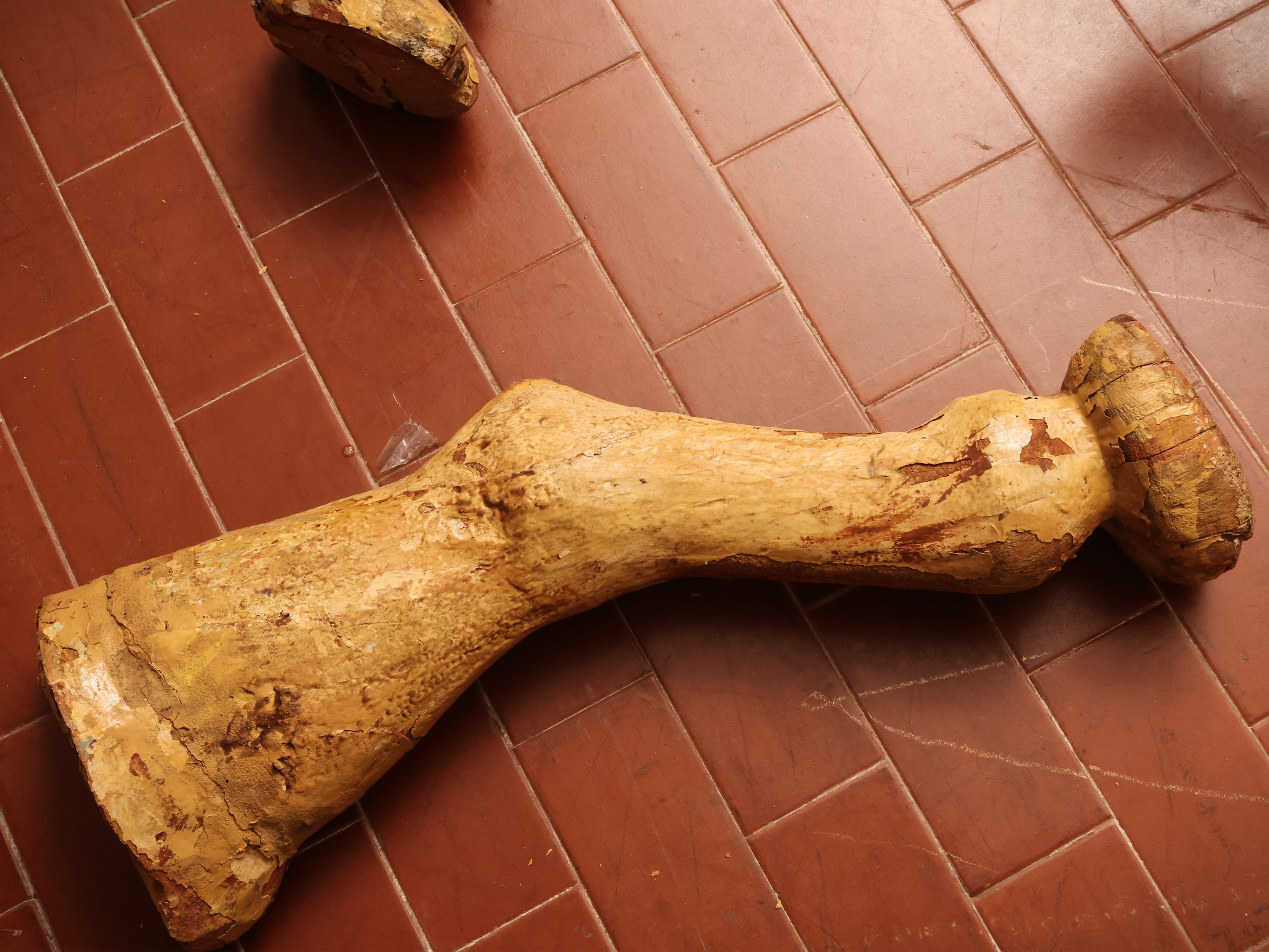 Manifattura indiana, Coppia di grandi sculture decorative in legno dipinto con personaggi a dorso...