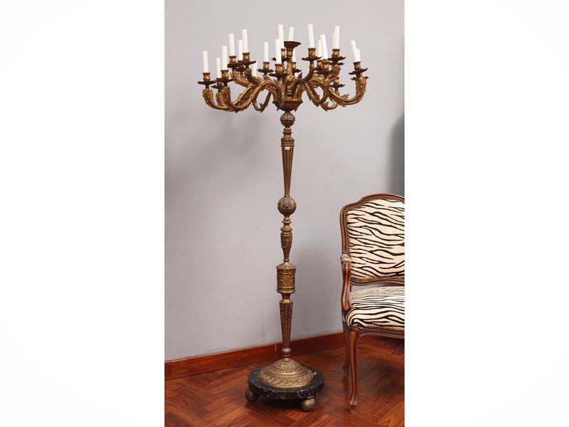 Coppia di candelabri monumentali in bronzo dorato, elettrificati