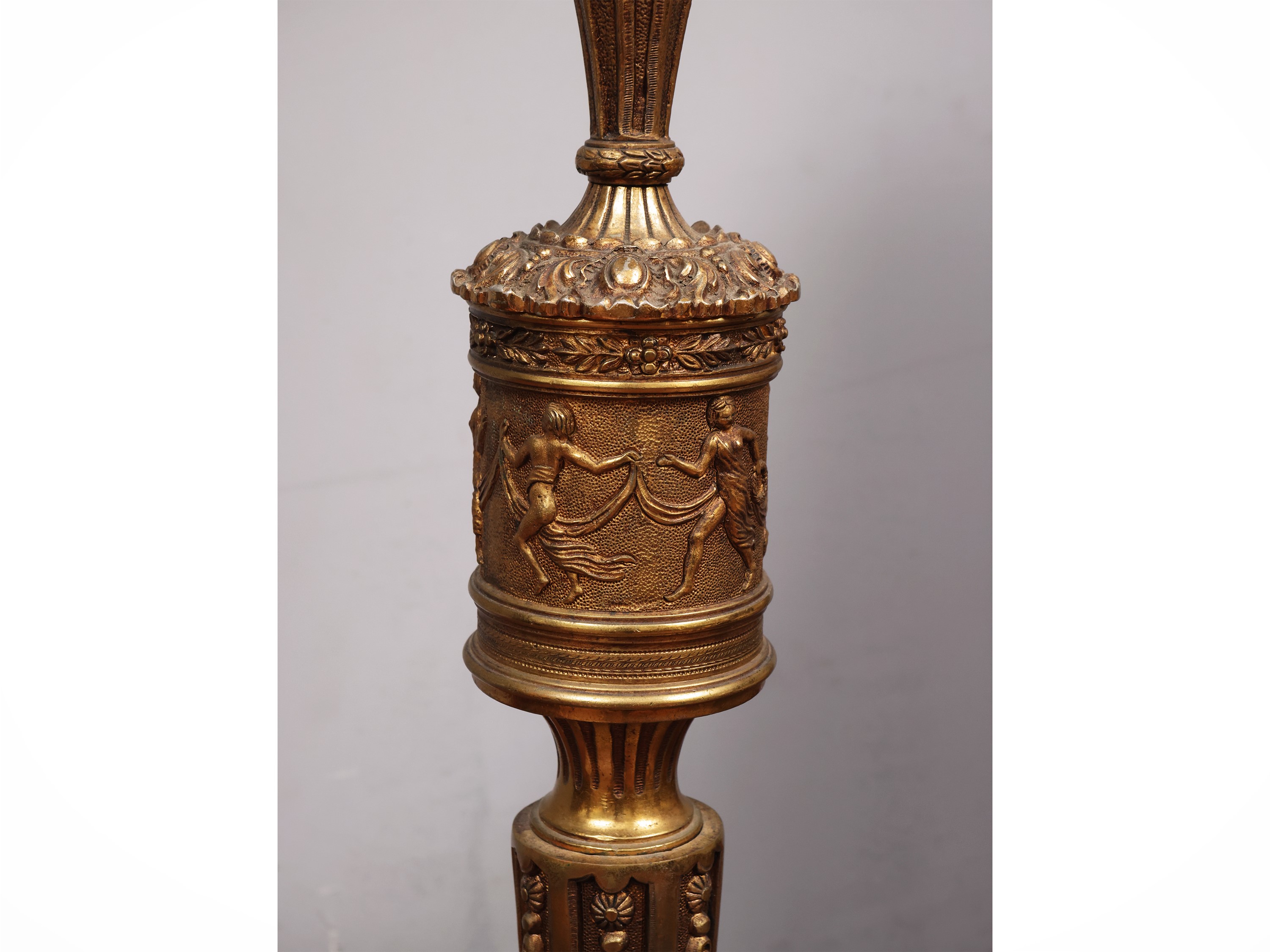 Coppia di candelabri monumentali in bronzo dorato, elettrificati