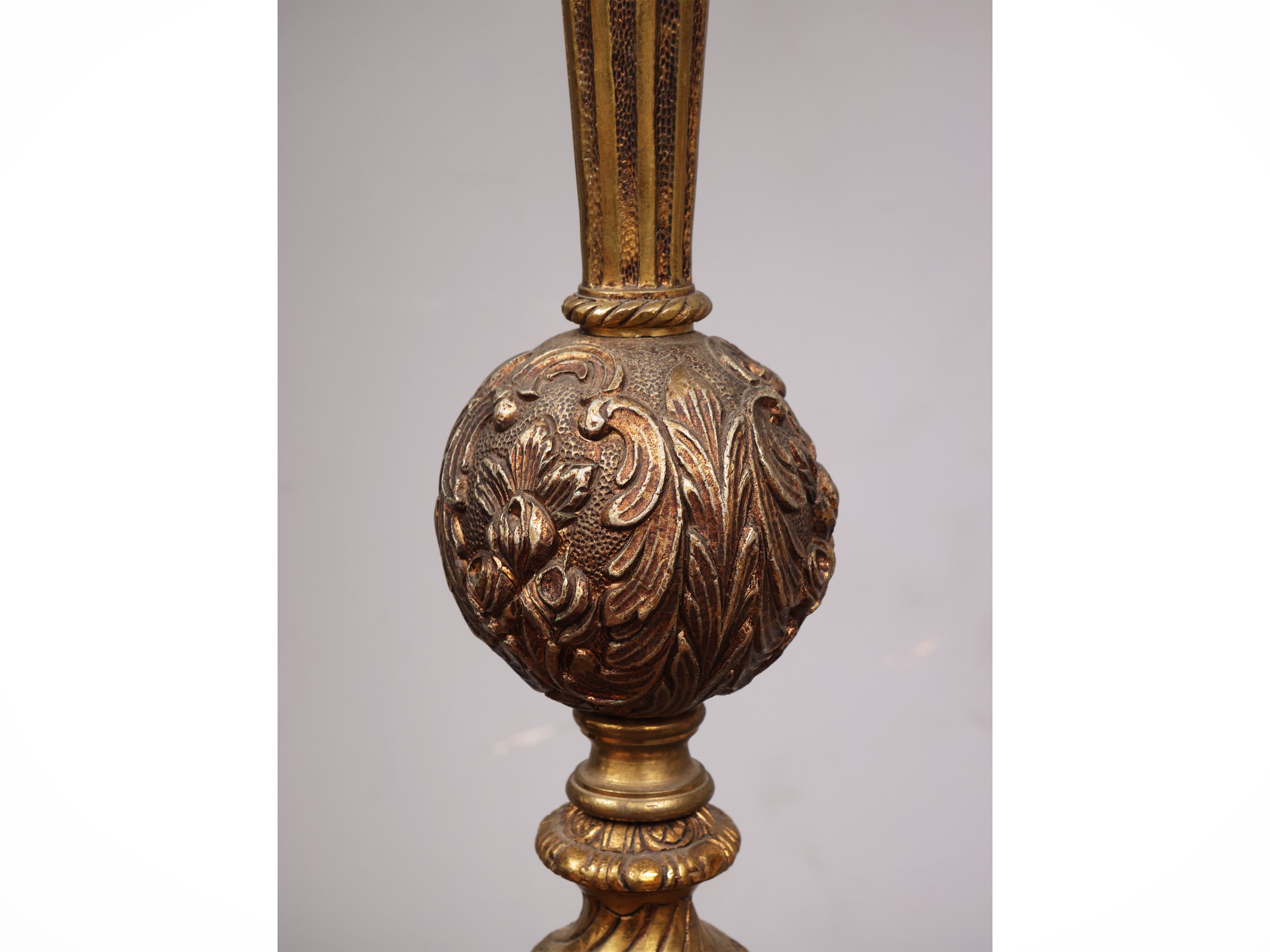 Coppia di candelabri monumentali in bronzo dorato, elettrificati