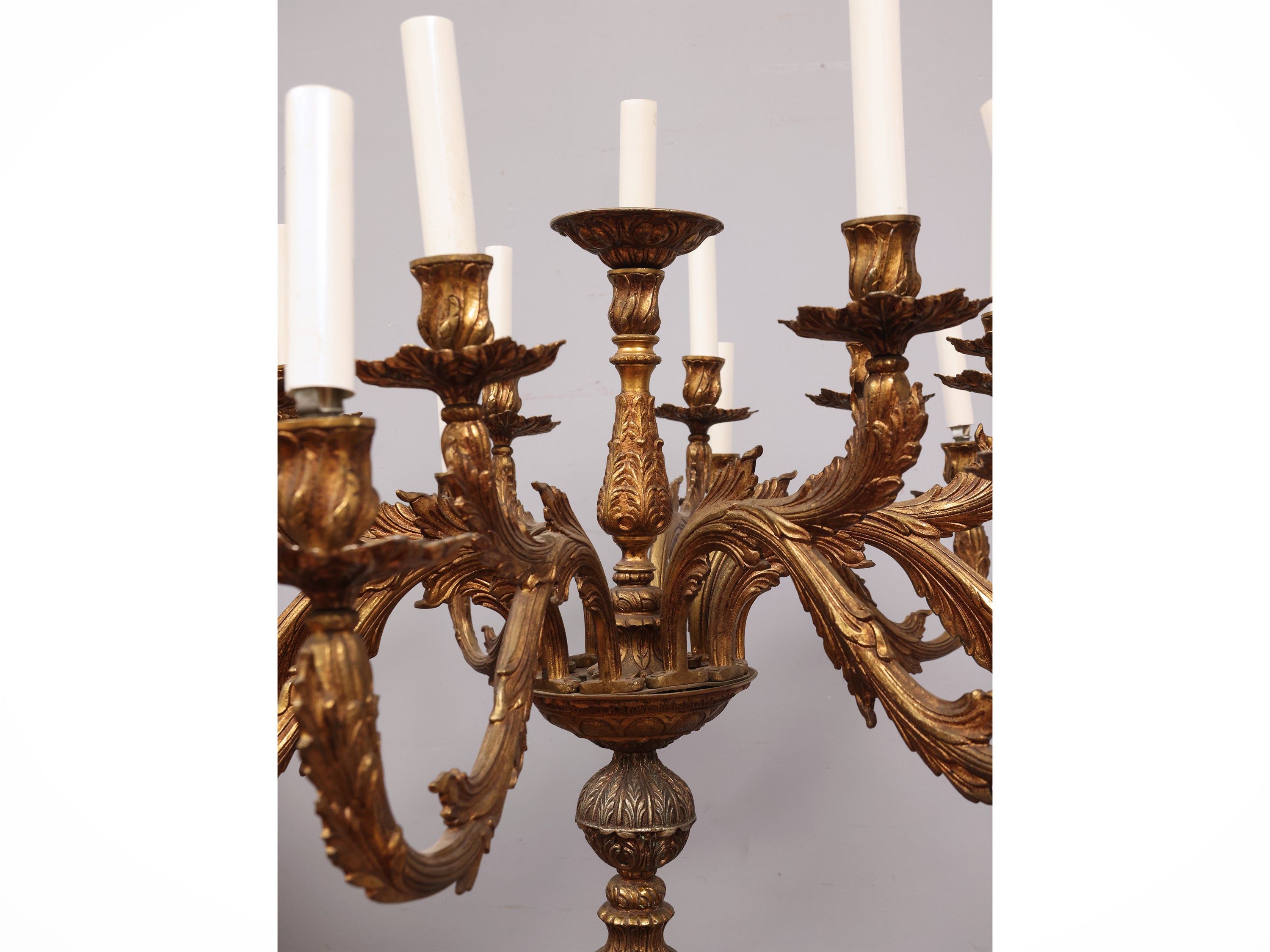 Coppia di candelabri monumentali in bronzo dorato, elettrificati