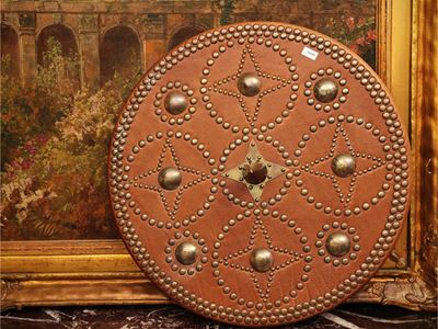 Scudo decorativo in pelle, con borchie, diametro 45 cm