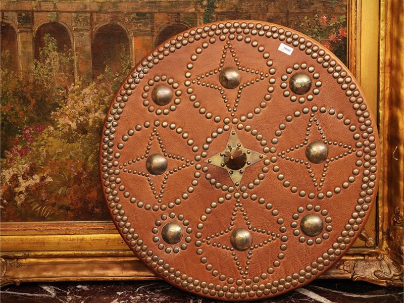 Scudo decorativo in pelle, con borchie, diametro 45 cm