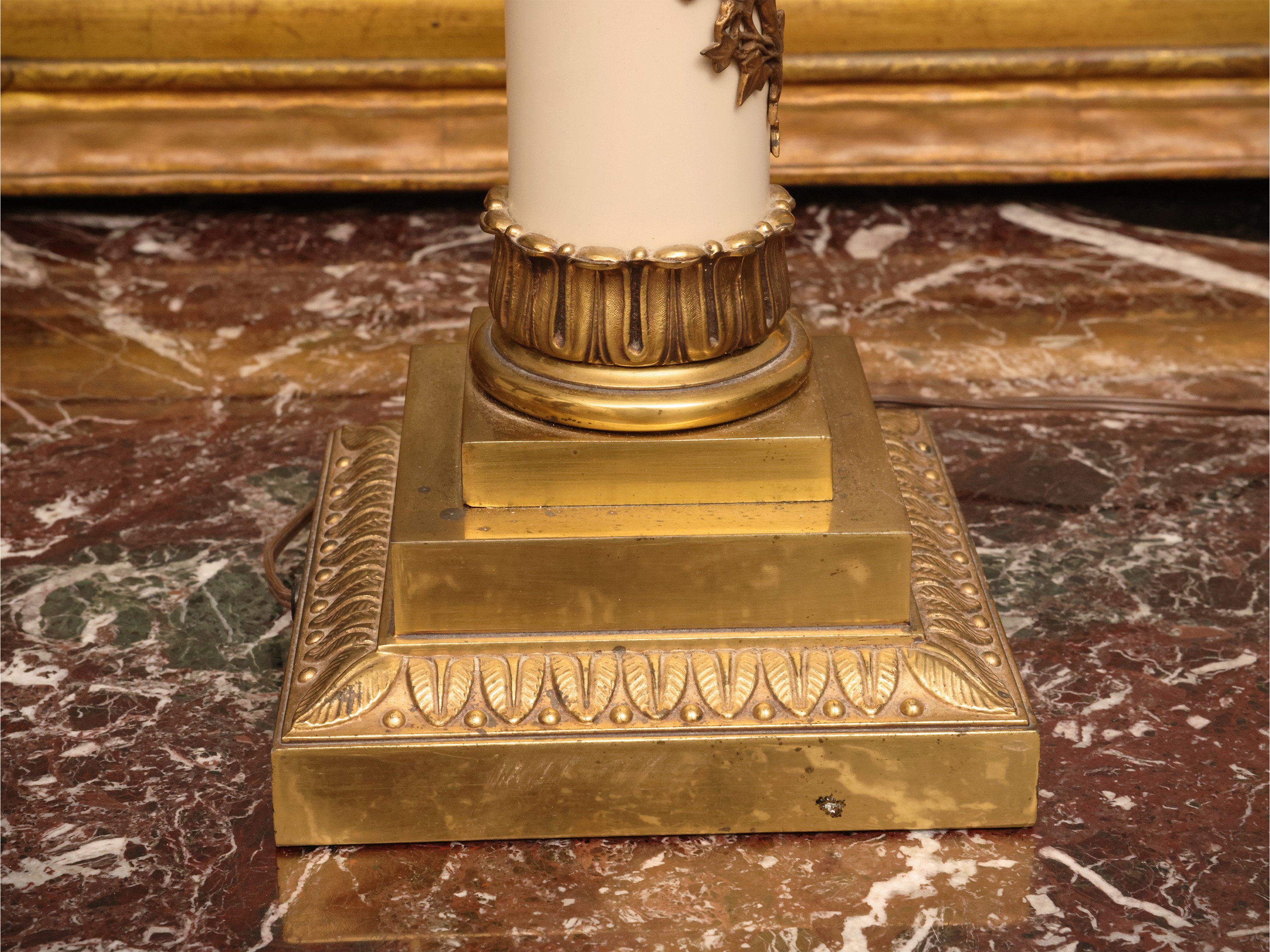 Coppia di grandi lumi da tavolo, stile neoclassico, elettrificati
