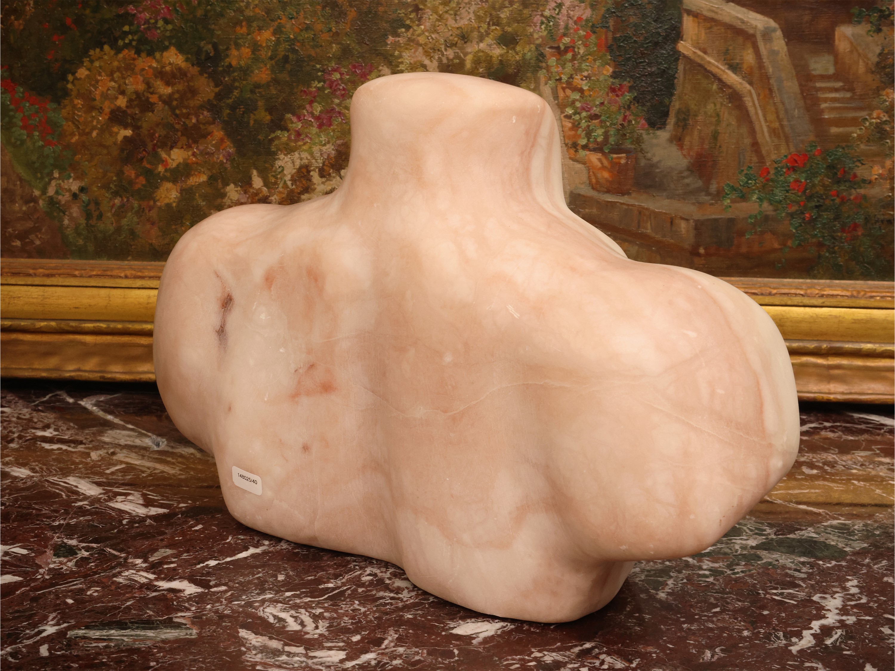 Nudo femminile, scultura in marmo rosa