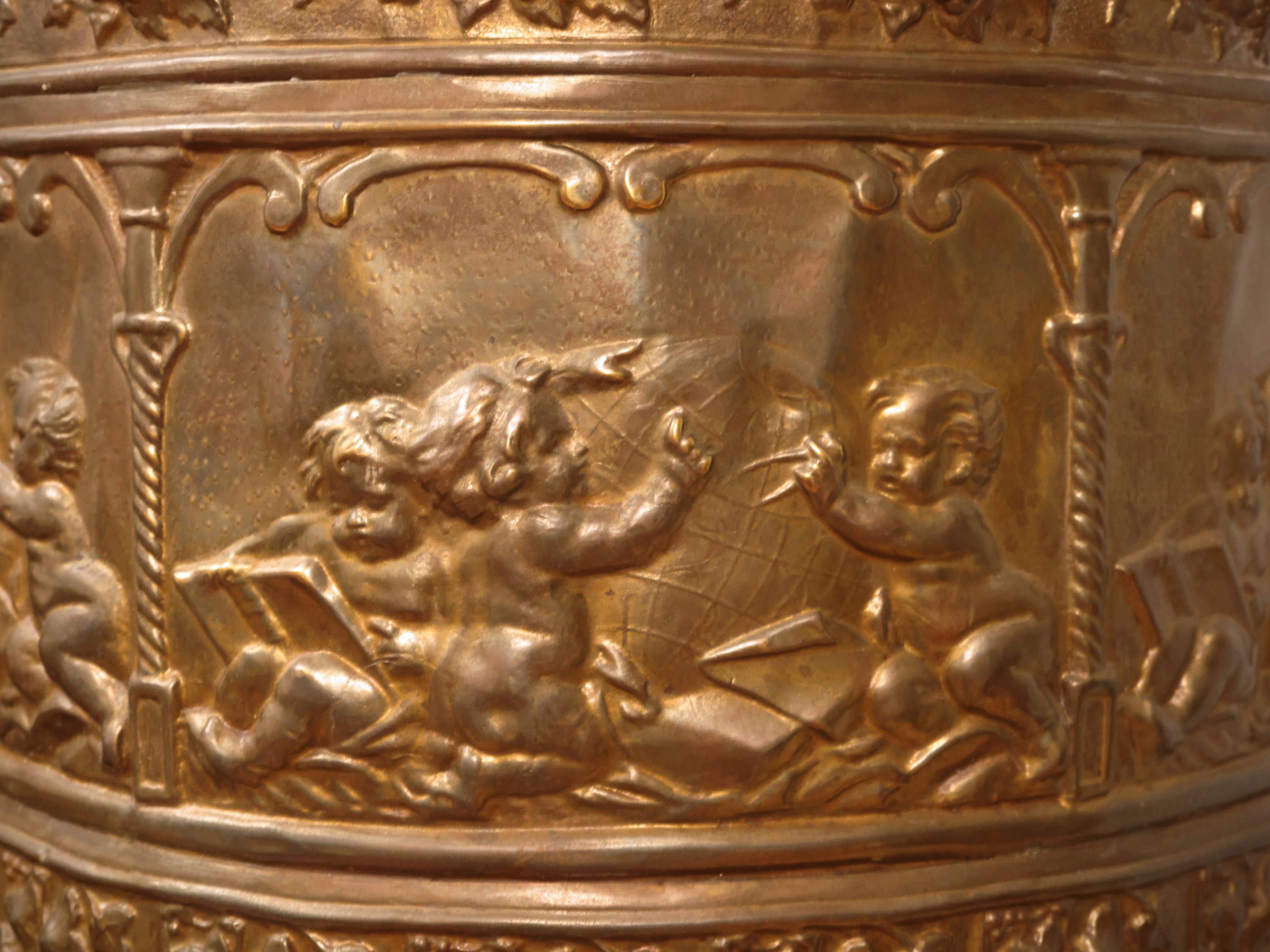 Portaombrelli in ottone decorato, seconda metà del XIX secolo
