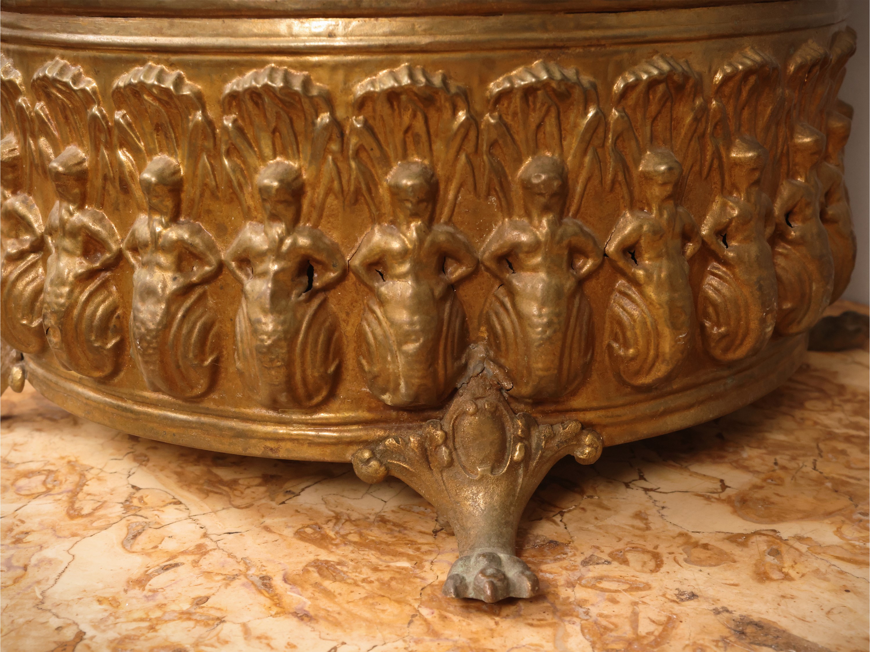 Portaombrelli in ottone decorato, seconda metà del XIX secolo