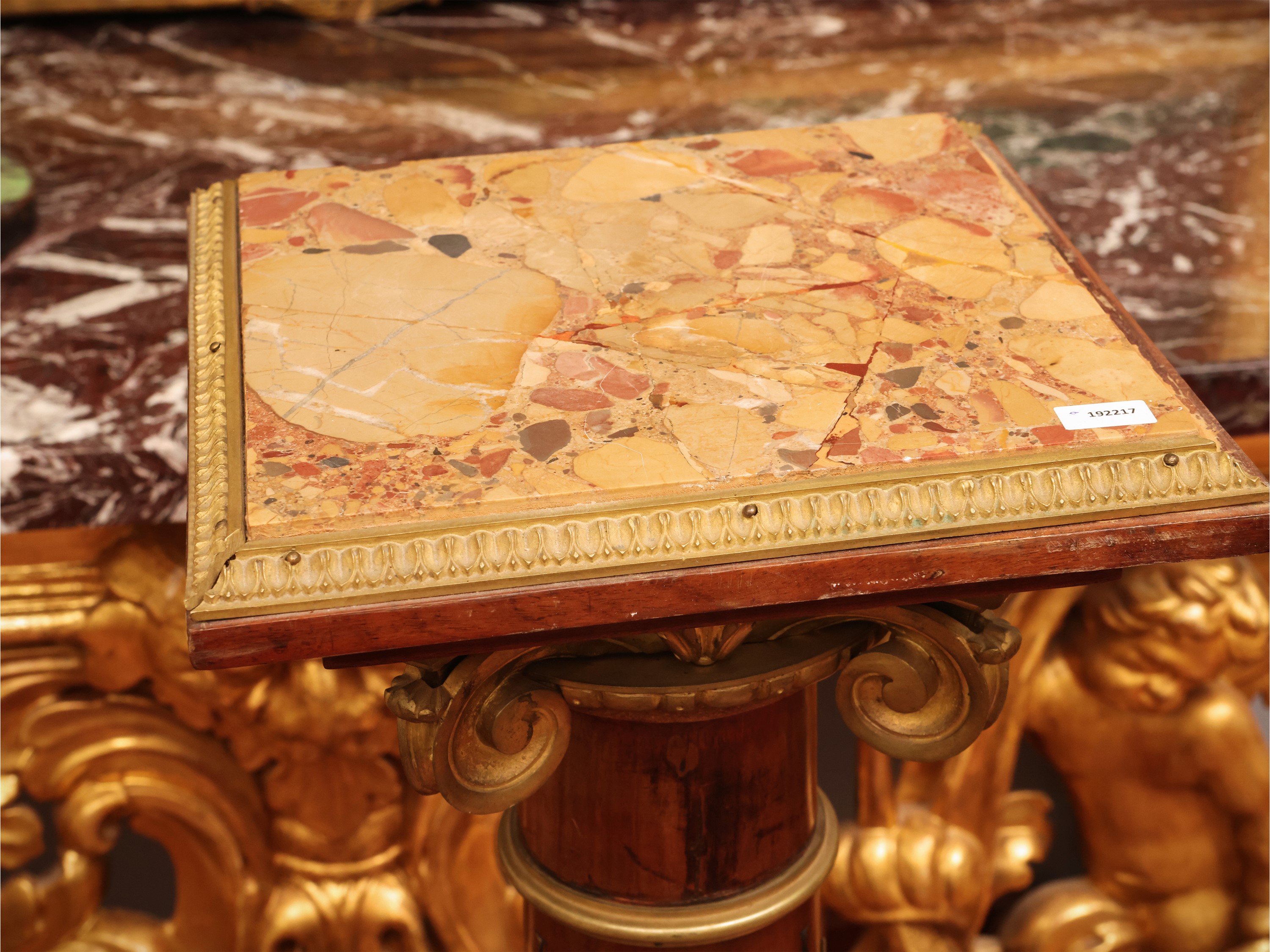Colonna portasculture in mogano, piano in marmo breccia di Aleppo e bronzo dorato, XIX secolo