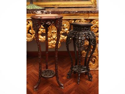 Gueridon orientali, intaglio e trafori in legno ebanizzato e mogano con piano in marmo