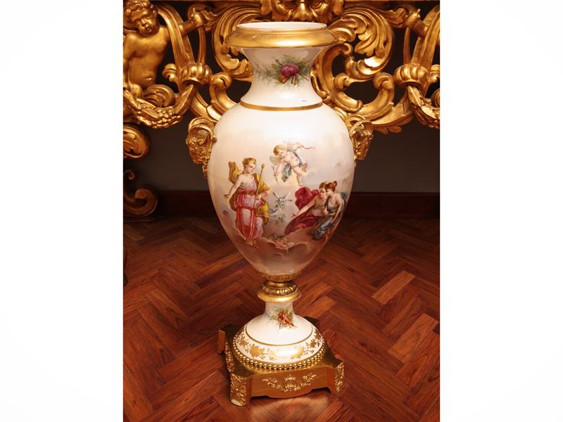 Monumentale vaso, porcellana policroma e bronzo dorato