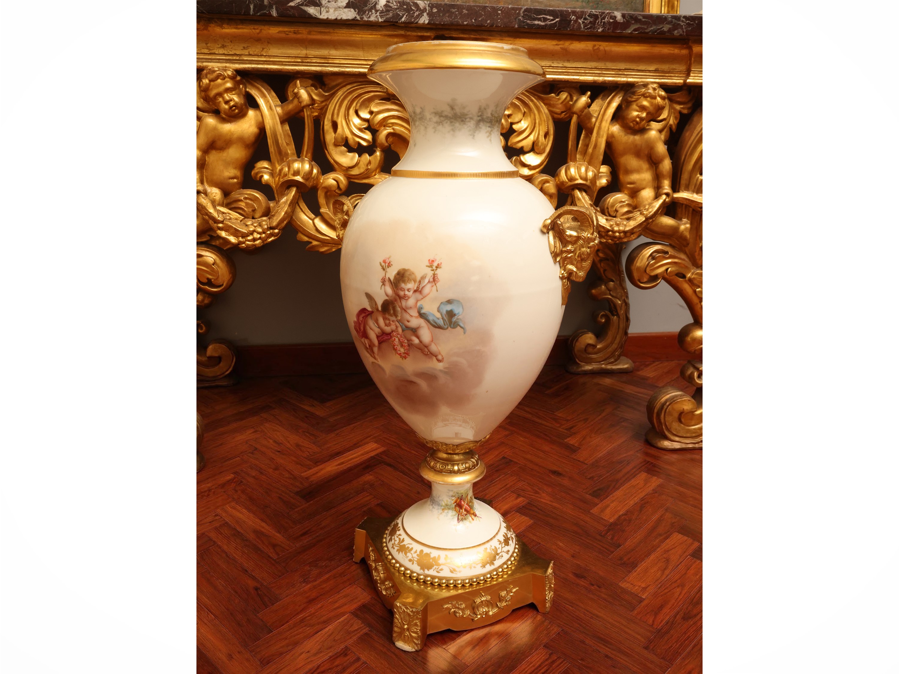 Monumentale vaso, porcellana policroma e bronzo dorato