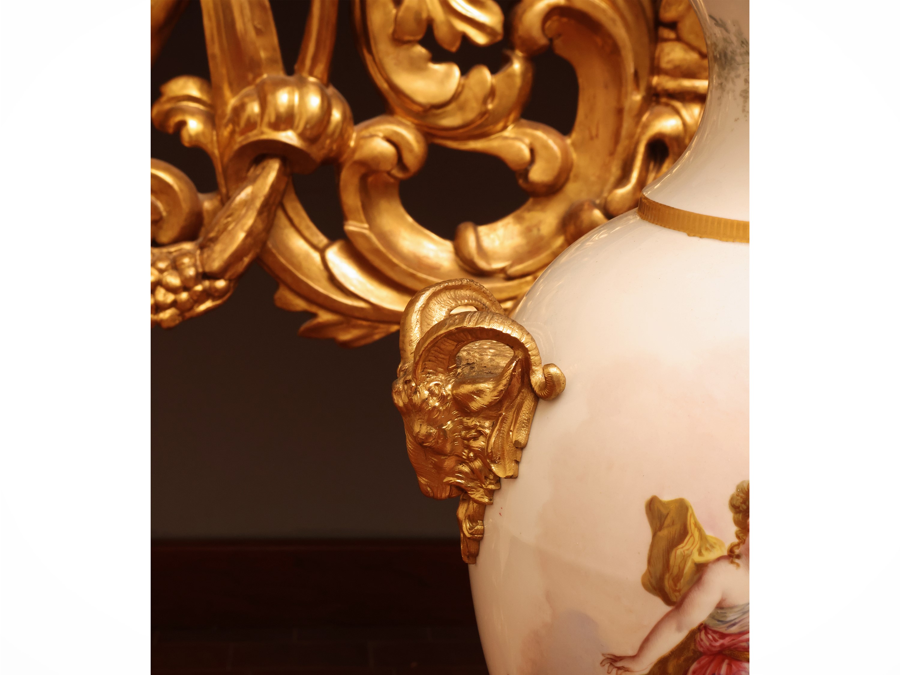 Monumentale vaso, porcellana policroma e bronzo dorato