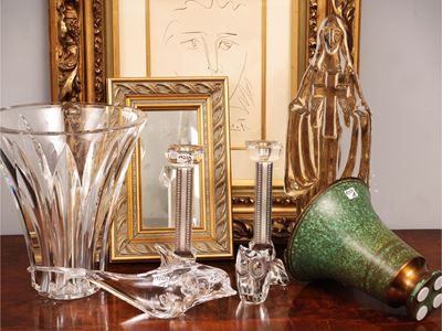 Arredi decorativi per la casa, set con vaso in metallo imitazione rame, specchio con cornice a ca...