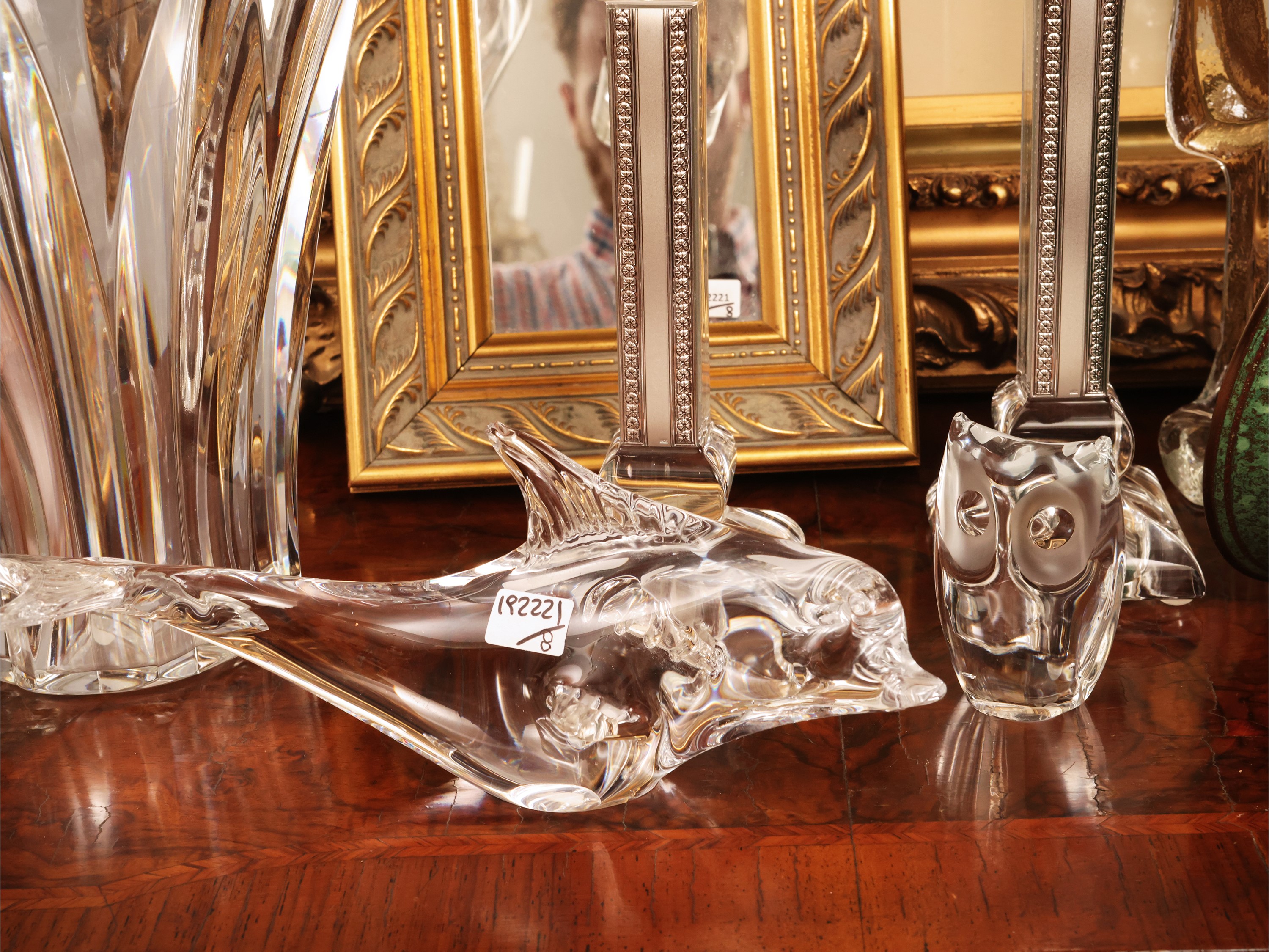 Arredi decorativi per la casa, set con vaso in metallo imitazione rame, specchio con cornice a ca...