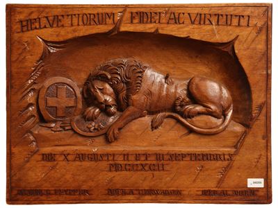 Placca in legno ad altorilievo con incisione raffigurante il Leone di Lucerna e stemma svizzero