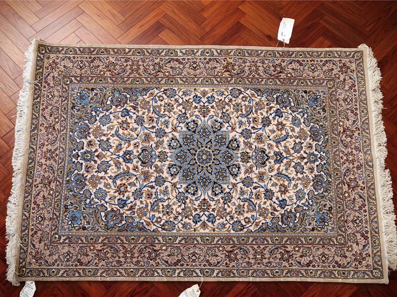 Tappeto persiano Isfahan, ricco motivo floreale blu e avorio