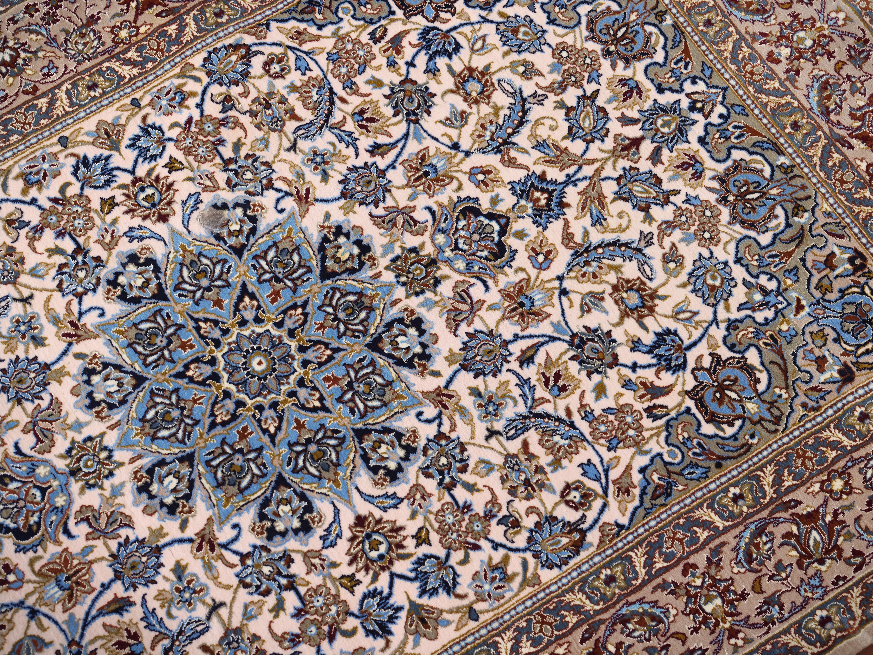 Tappeto persiano Isfahan, ricco motivo floreale blu e avorio