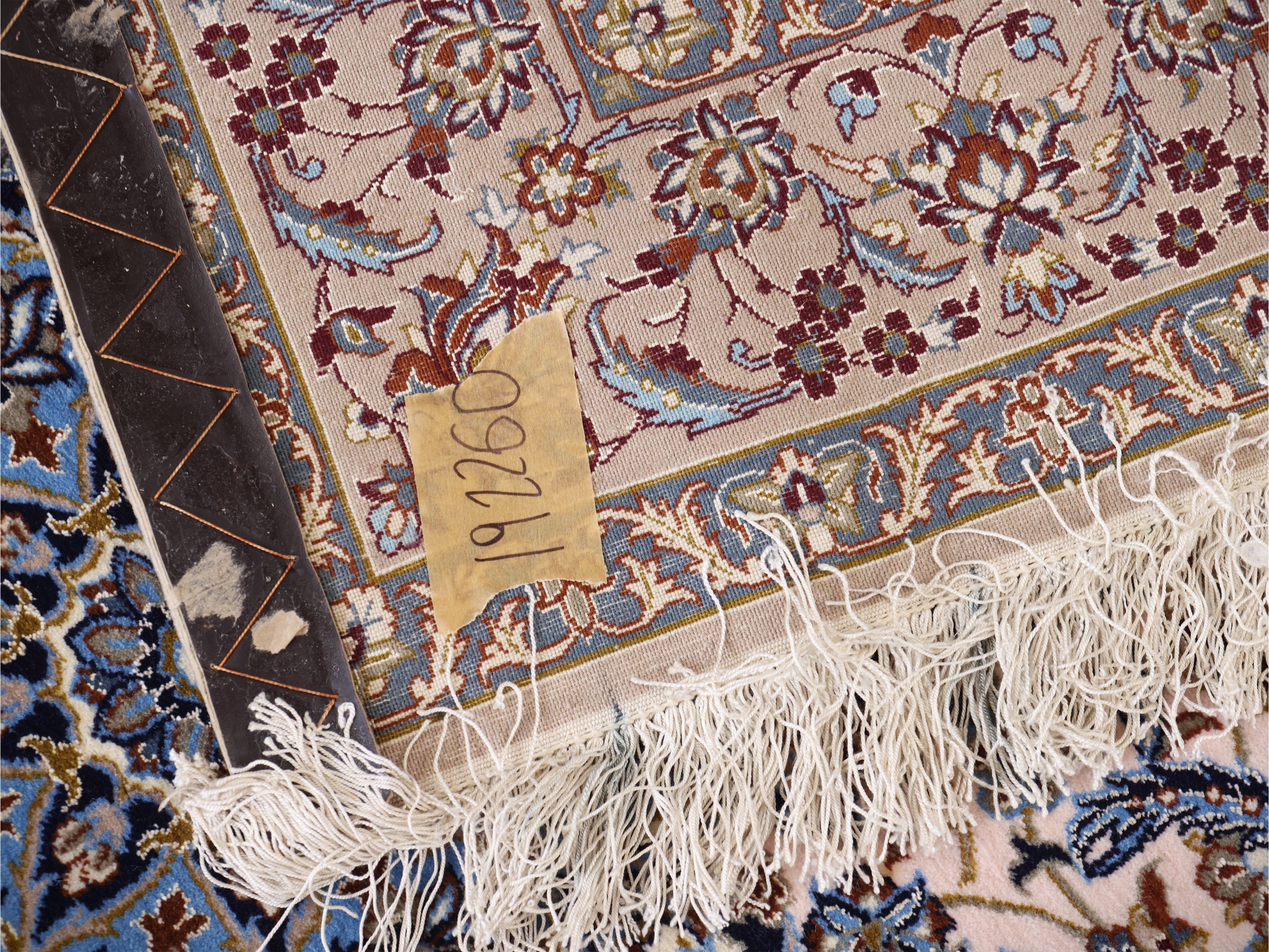 Tappeto persiano Isfahan, ricco motivo floreale blu e avorio