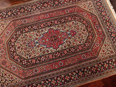 Qum, Tappeto persiano di vecchia manifattura, campo magenta con medaglione ottagonale allungato