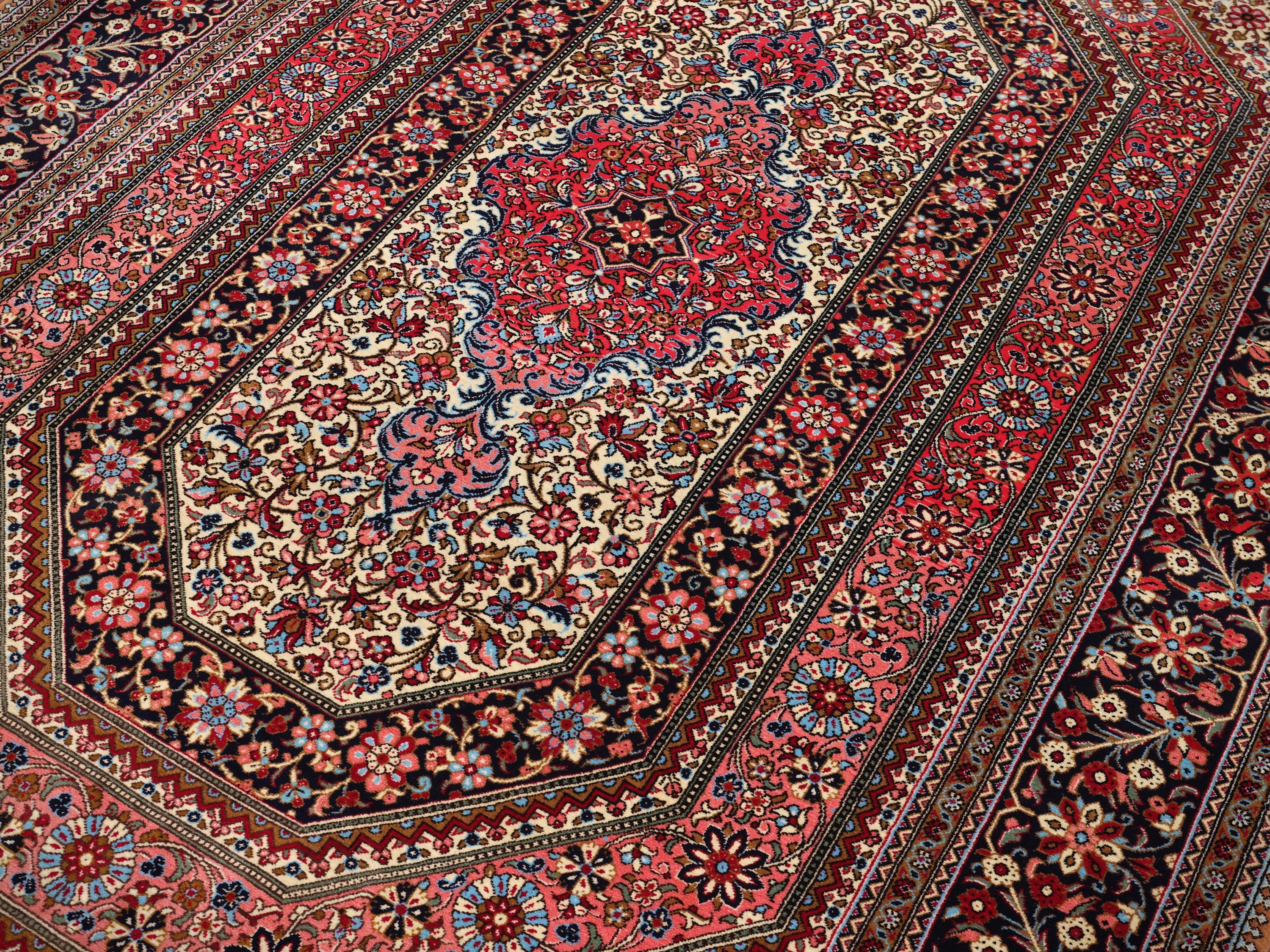 Qum, Tappeto persiano di vecchia manifattura, campo magenta con medaglione ottagonale allungato