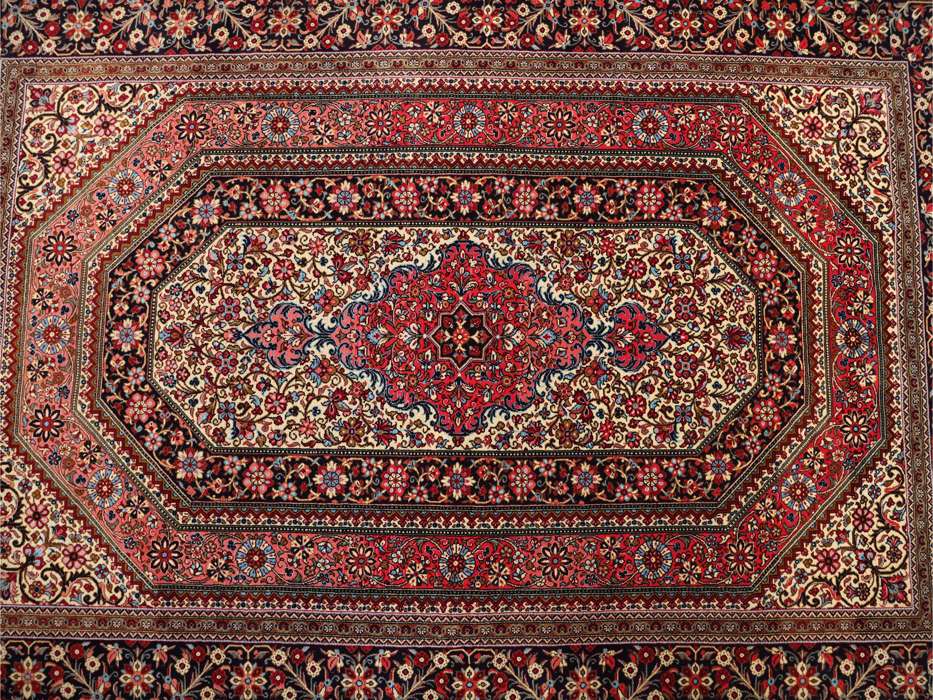 Qum, Tappeto persiano di vecchia manifattura, campo magenta con medaglione ottagonale allungato