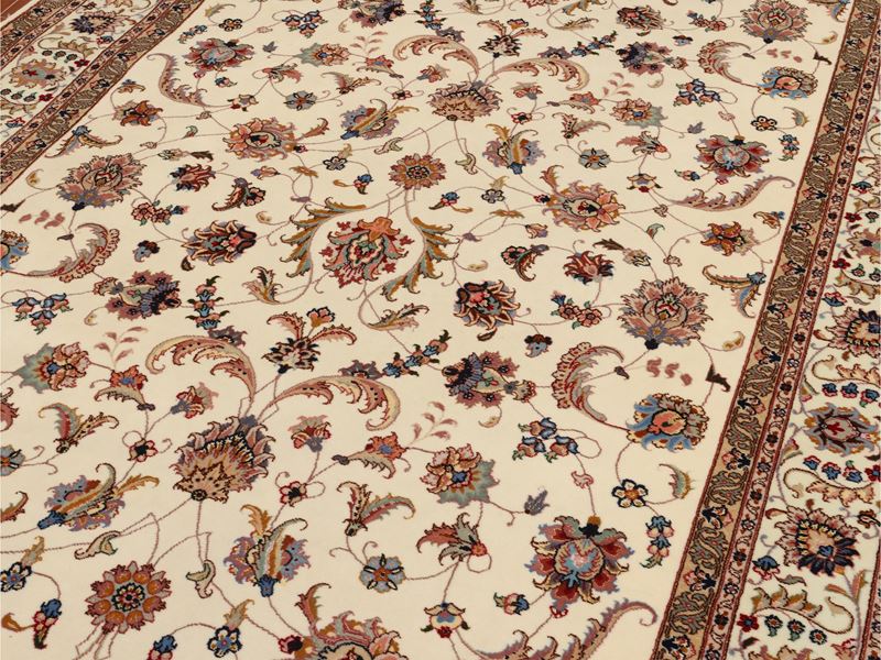 Tappeto persiano Tabriz in seta, fondo avorio con alta bordura