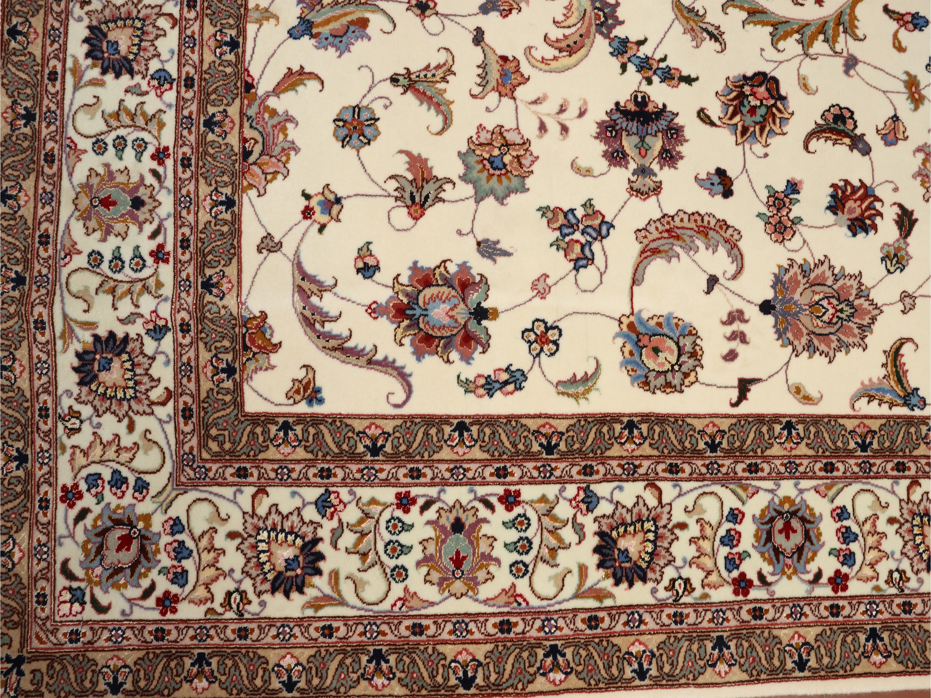 Tappeto persiano Tabriz in seta, fondo avorio con alta bordura