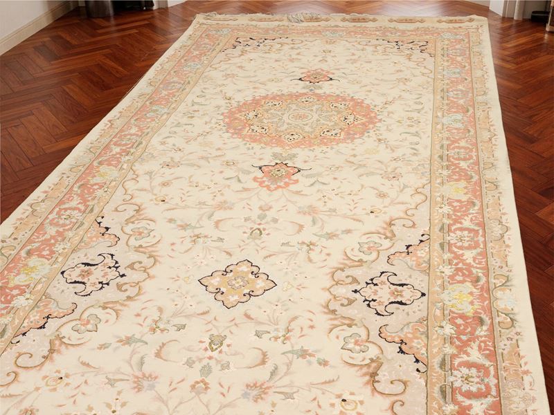 Tappeto persiano in seta, motivi floreali pastello su fondo avorio, bordura alta