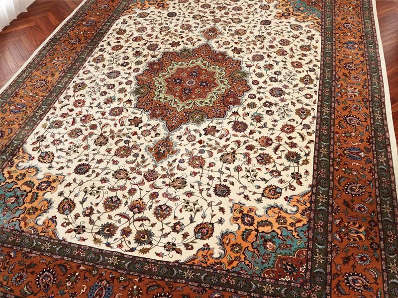 Tappeto persiano, Tabriz, con medaglione centrale e bordura, cm 400x293