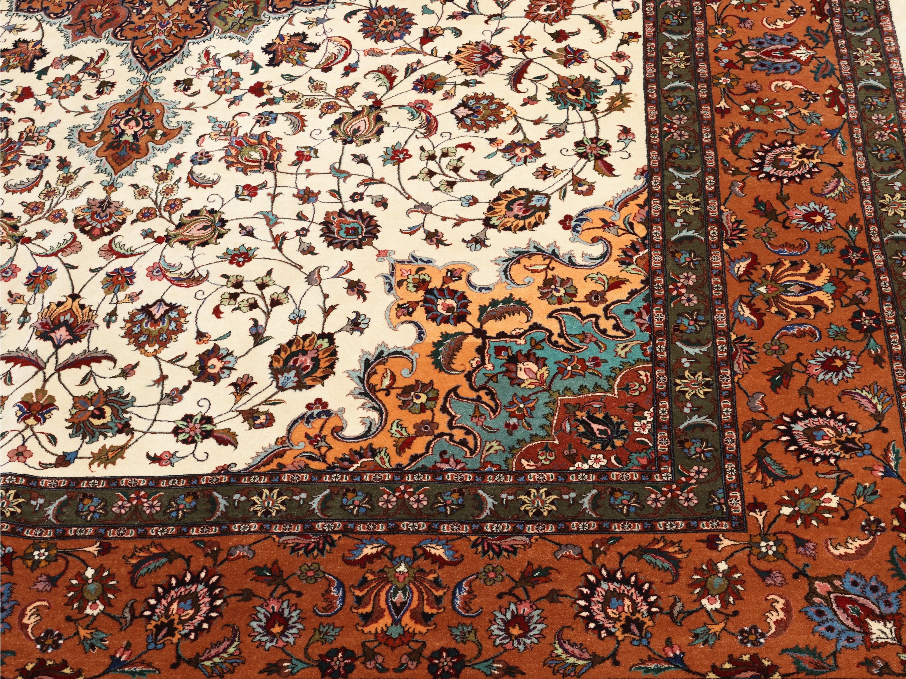 Tappeto persiano, Tabriz, con medaglione centrale e bordura, cm 400x293