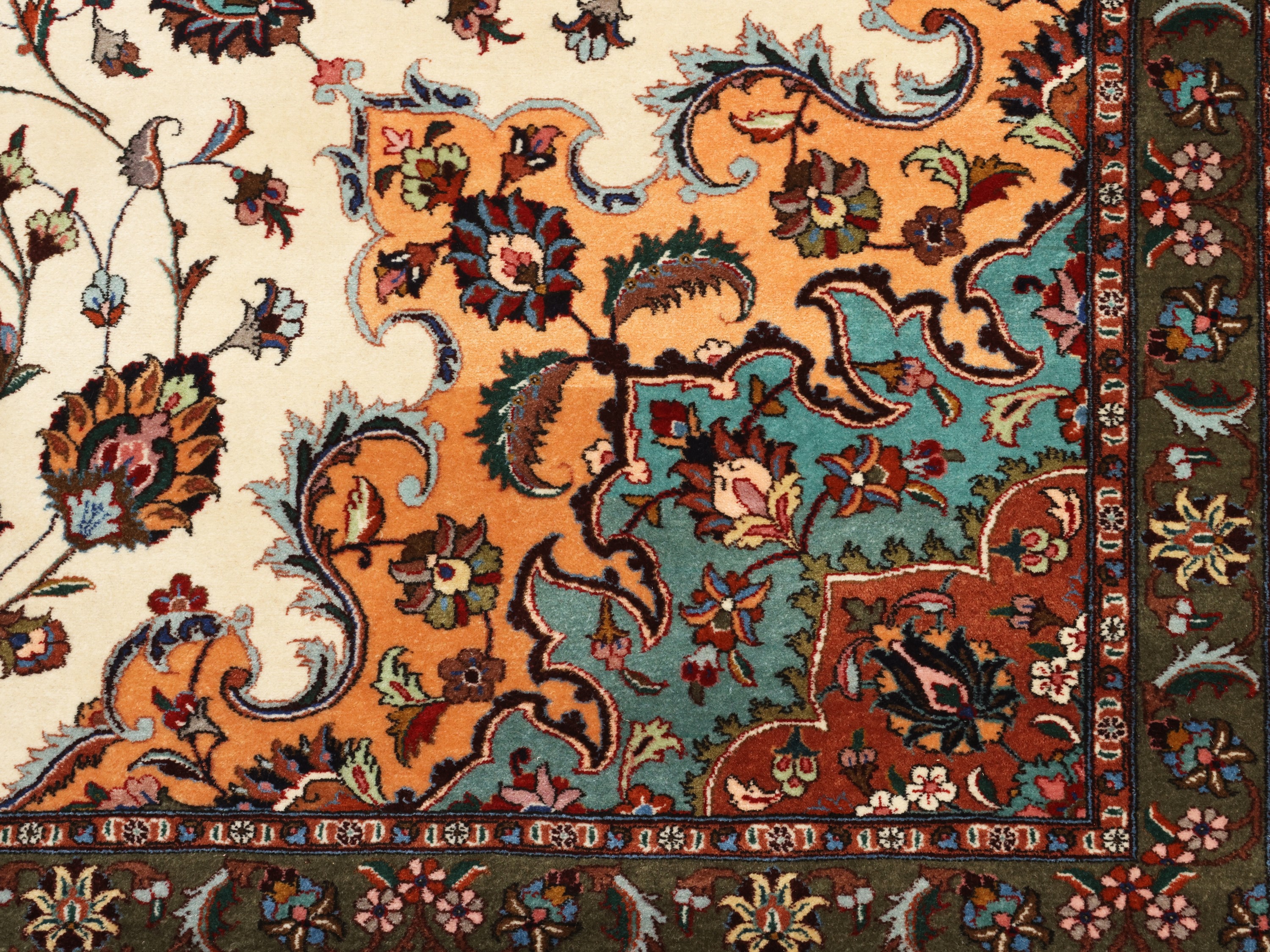 Tappeto persiano, Tabriz, con medaglione centrale e bordura, cm 400x293