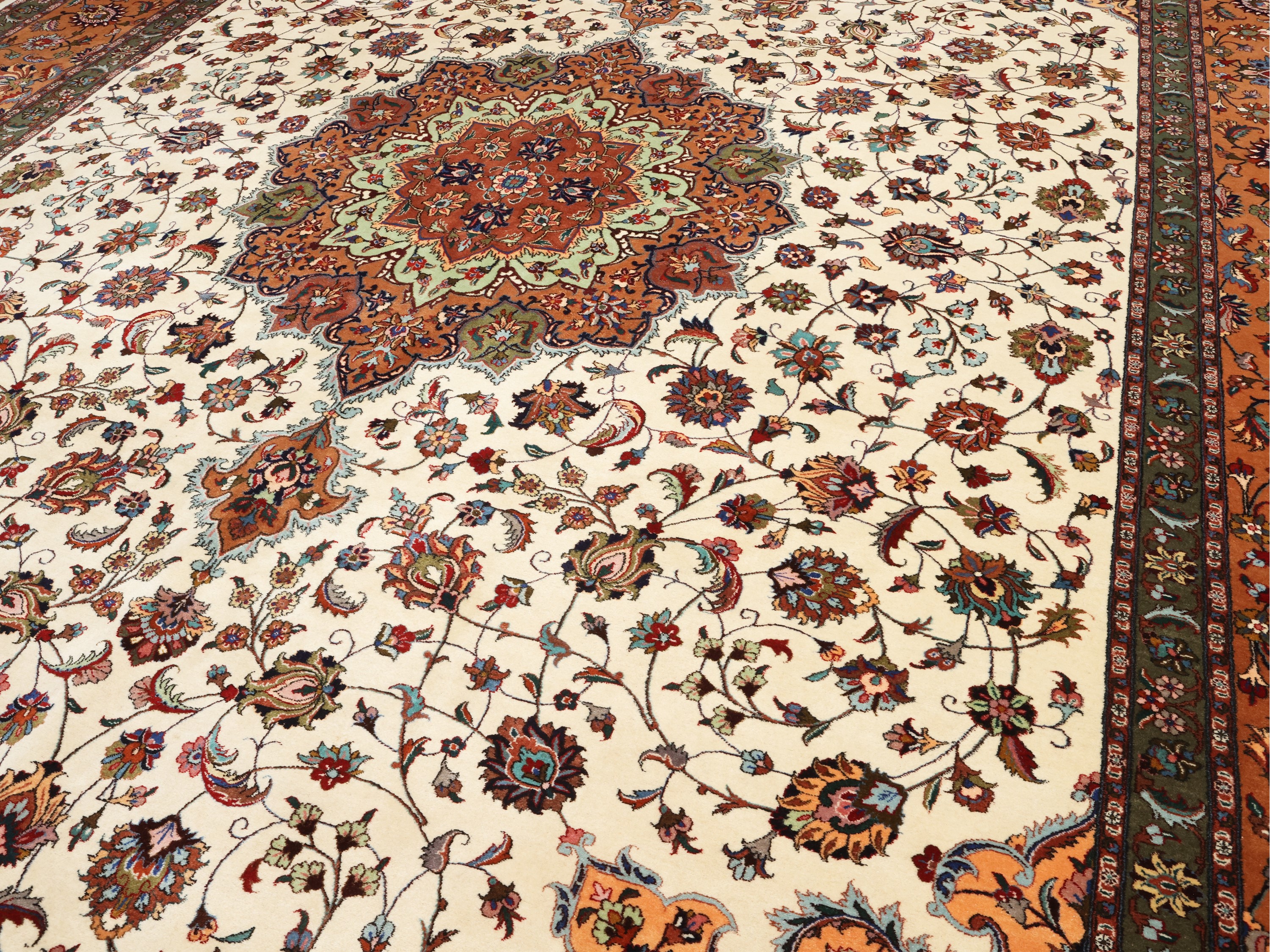 Tappeto persiano, Tabriz, con medaglione centrale e bordura, cm 400x293