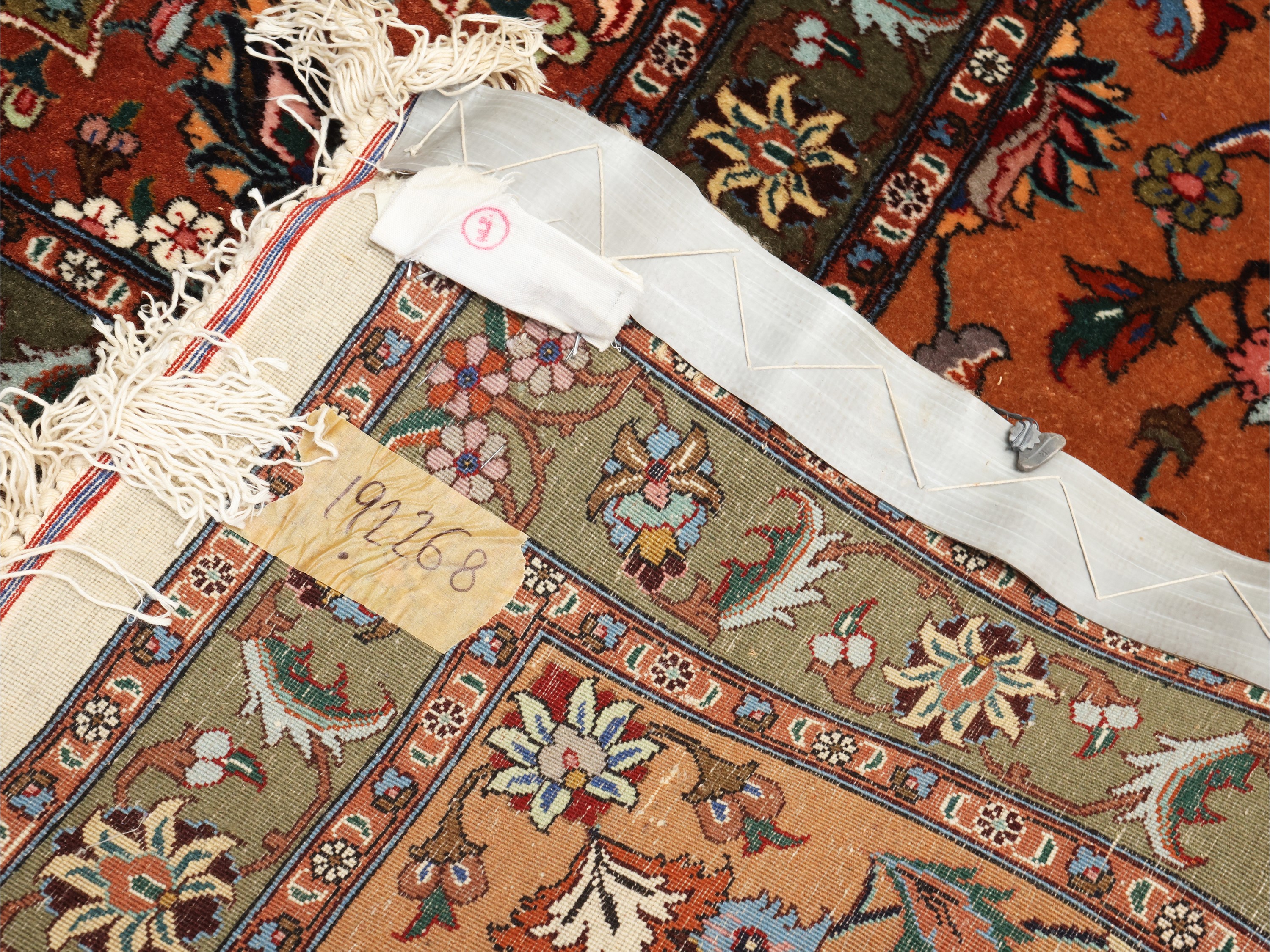 Tappeto persiano, Tabriz, con medaglione centrale e bordura, cm 400x293