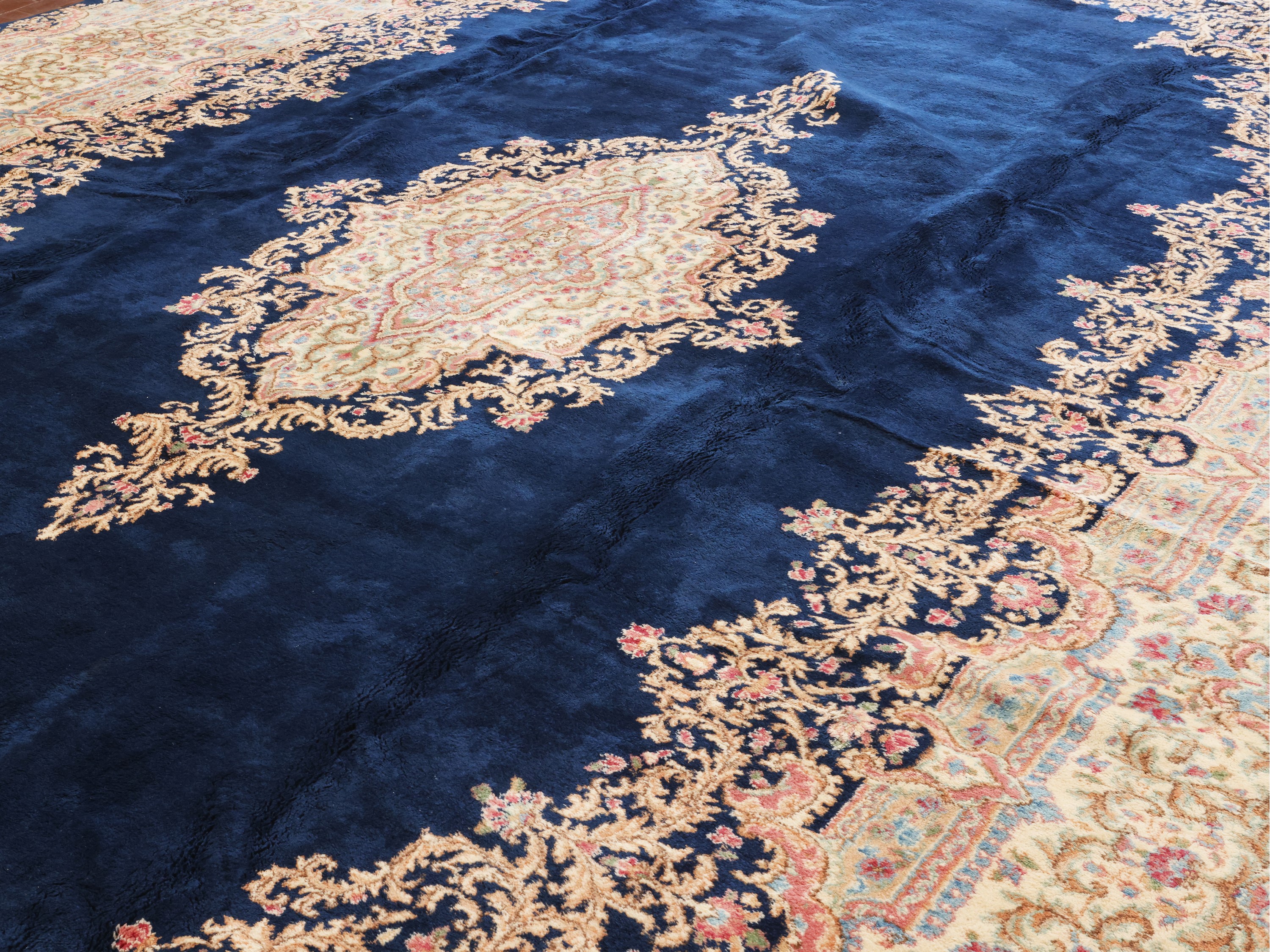 Tappeto persiano Kirman, con medaglione centrale e alta bordura (525 x 325 cm)