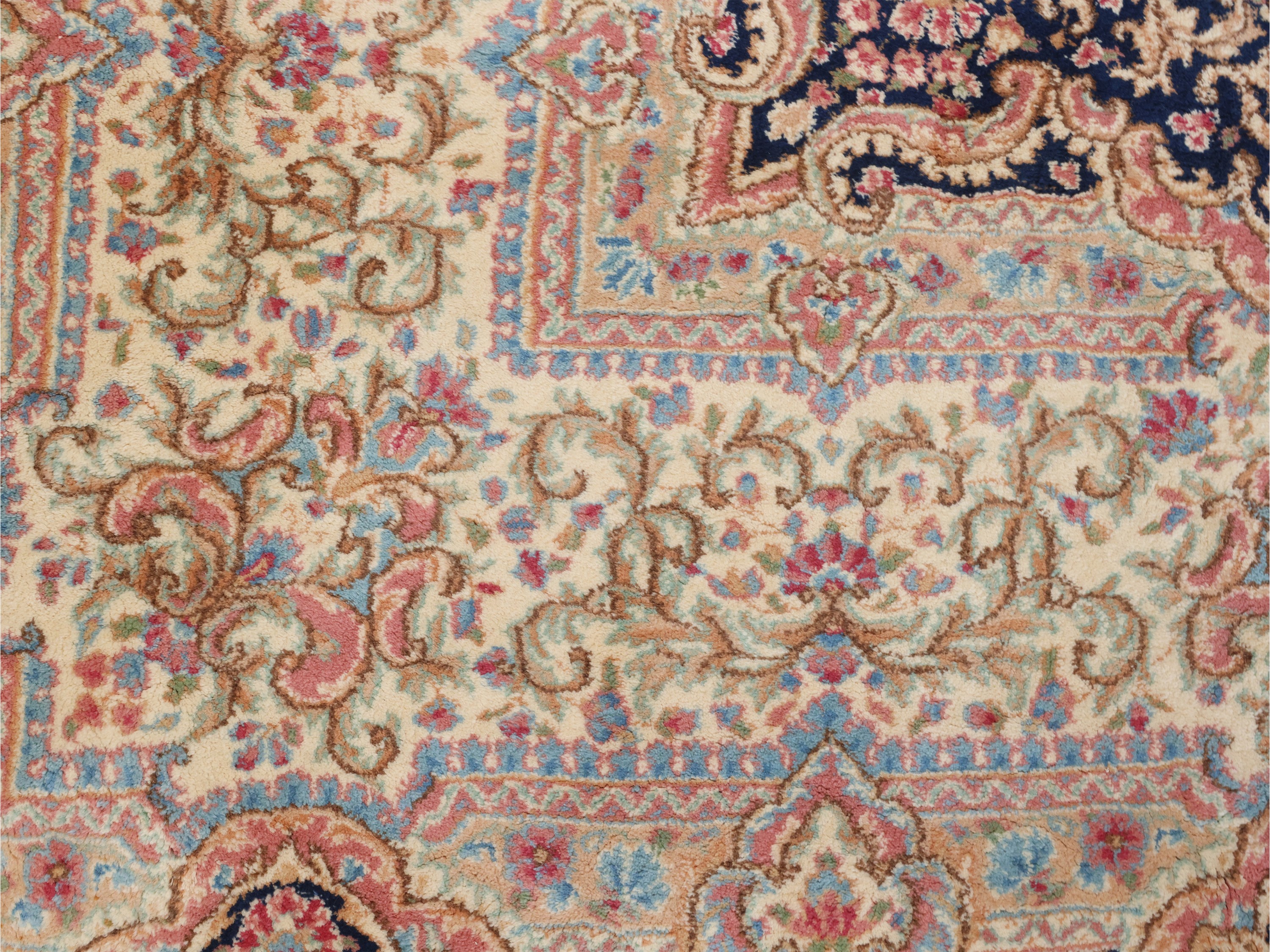 Tappeto persiano Kirman, con medaglione centrale e alta bordura (525 x 325 cm)