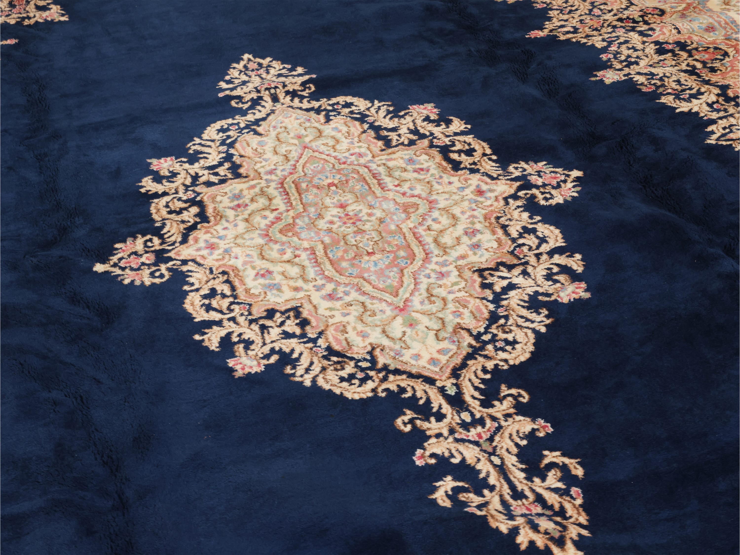 Tappeto persiano Kirman, con medaglione centrale e alta bordura (525 x 325 cm)