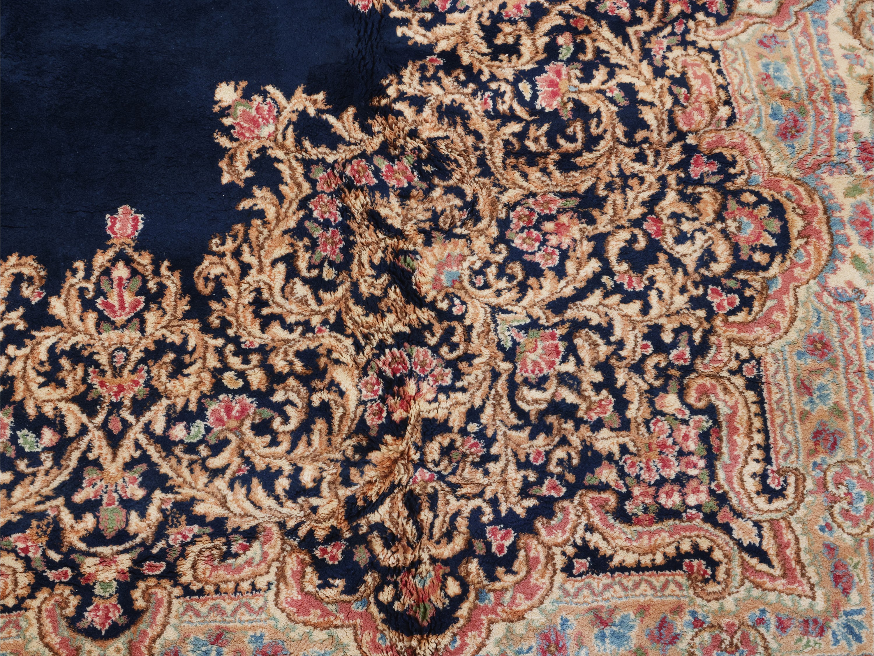 Tappeto persiano Kirman, con medaglione centrale e alta bordura (525 x 325 cm)