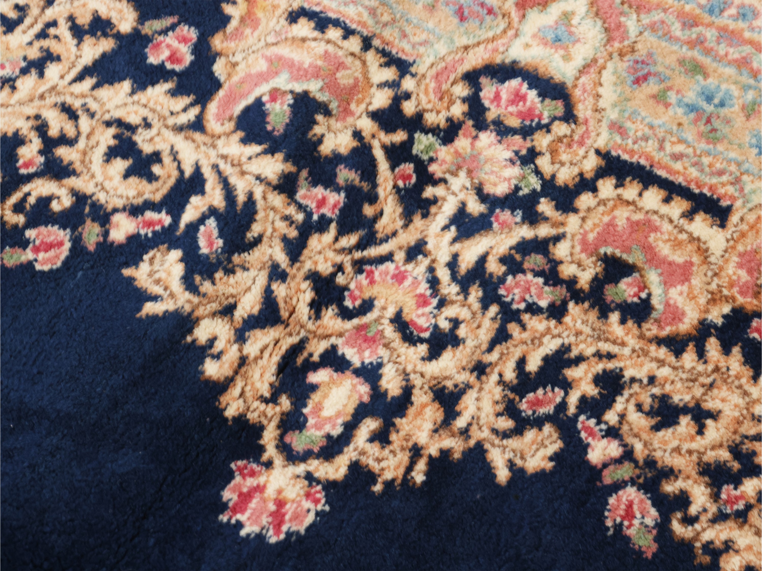 Tappeto persiano Kirman, con medaglione centrale e alta bordura (525 x 325 cm)
