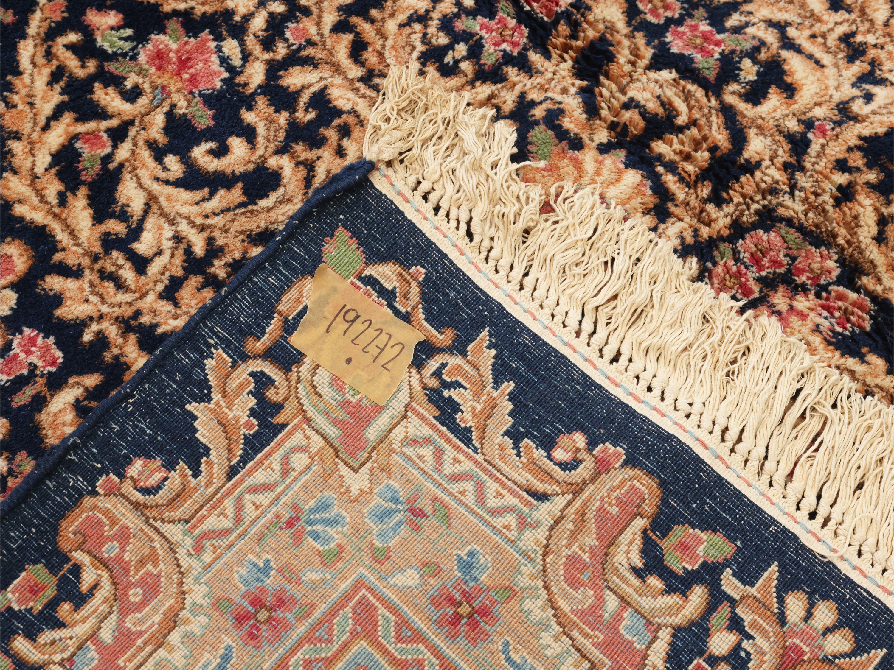Tappeto persiano Kirman, con medaglione centrale e alta bordura (525 x 325 cm)