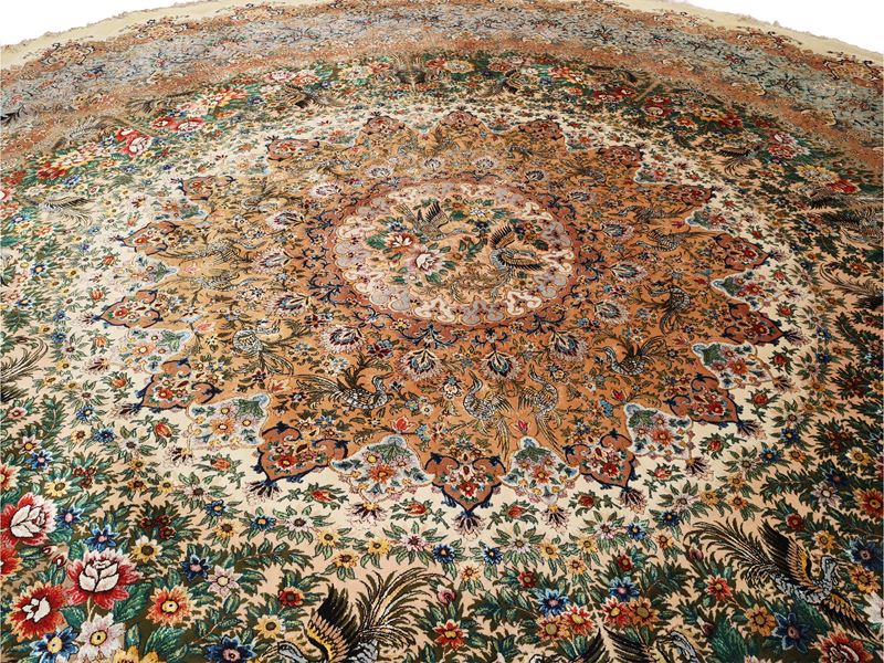 Tappeto persiano rotondo in seta, decorazione policroma con medaglioni concentrici