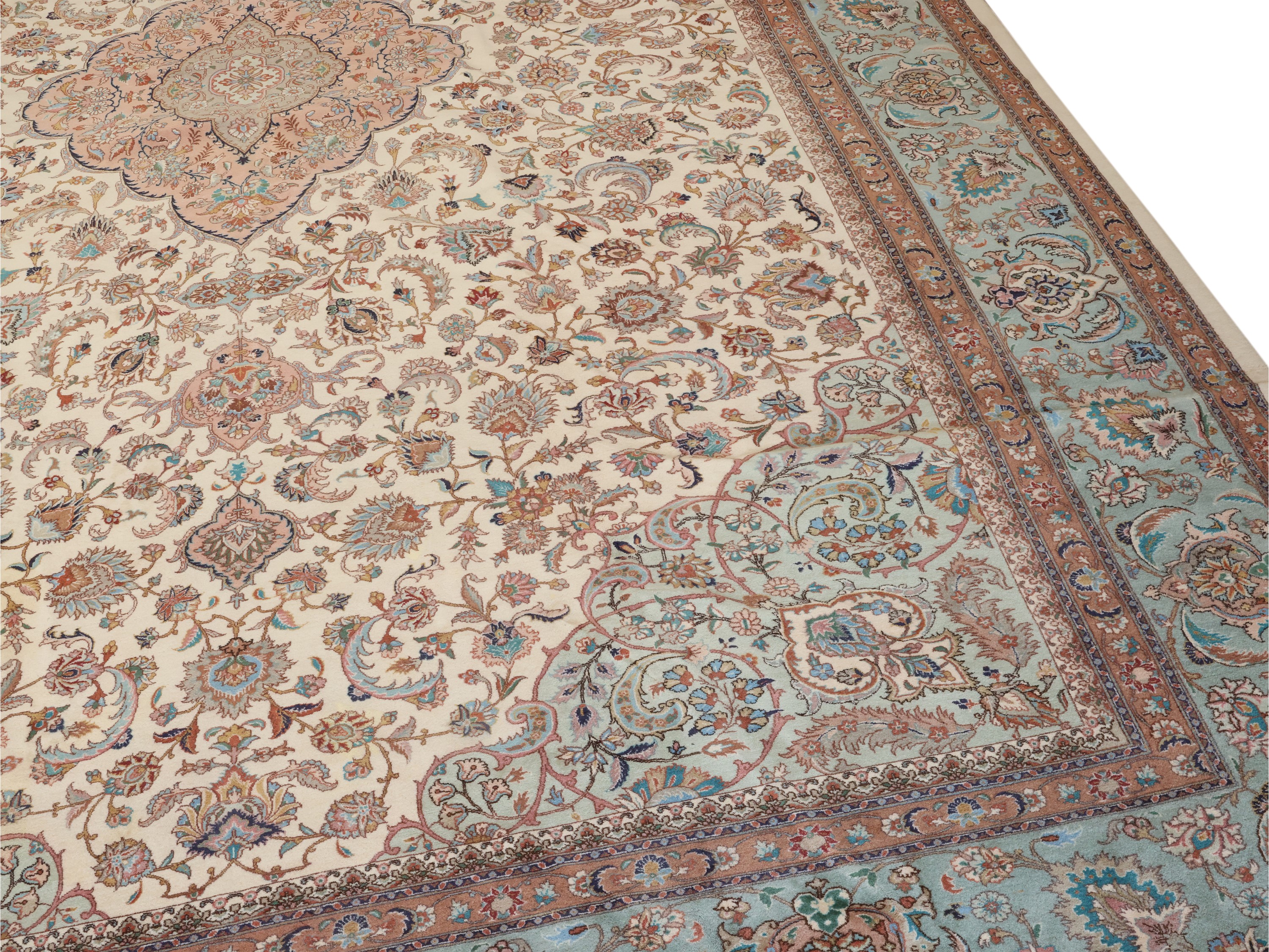 Tappeto persiano Tabriz, decorazione floreale stilizzata, fondo avorio