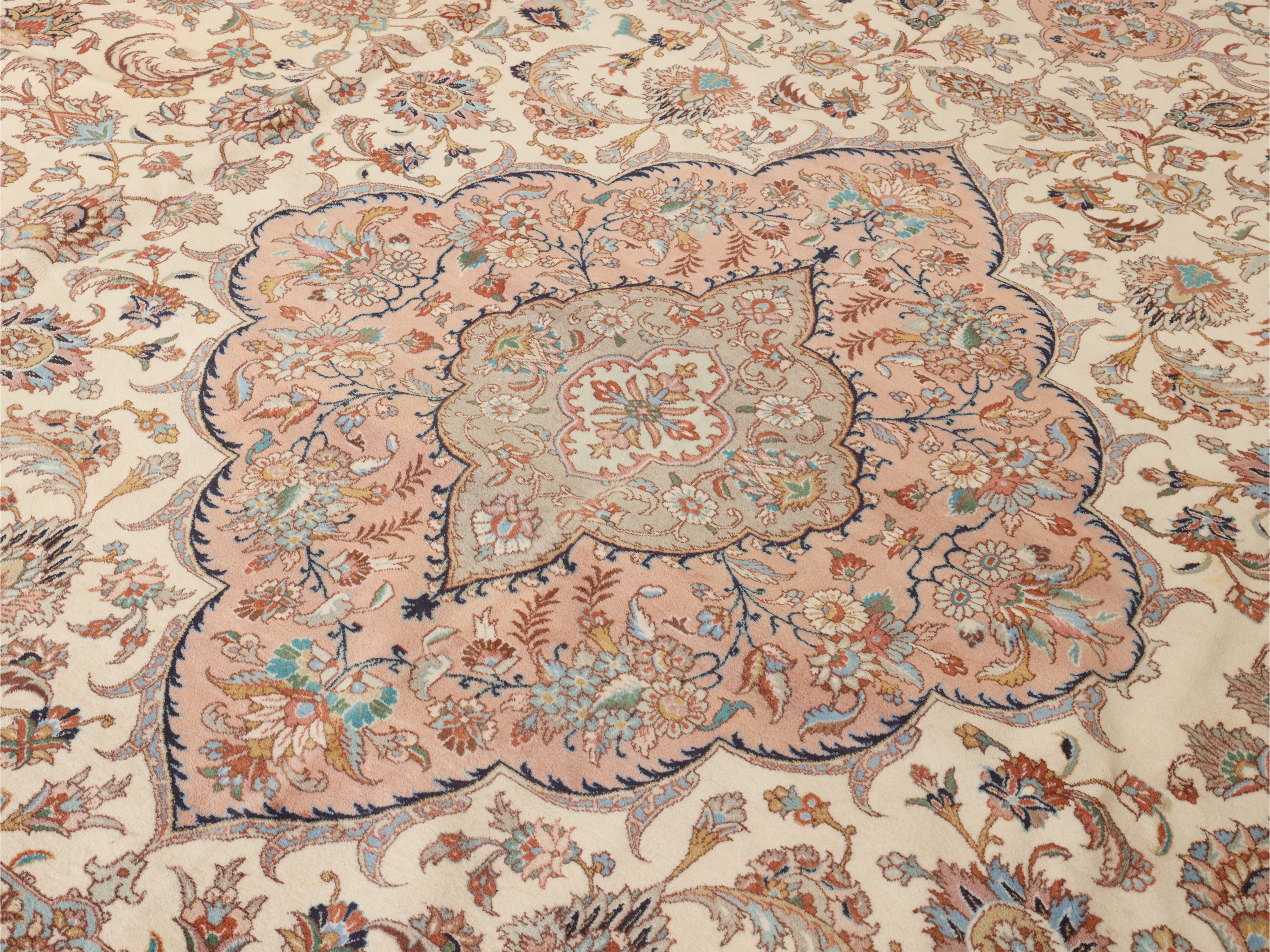 Tappeto persiano Tabriz, decorazione floreale stilizzata, fondo avorio