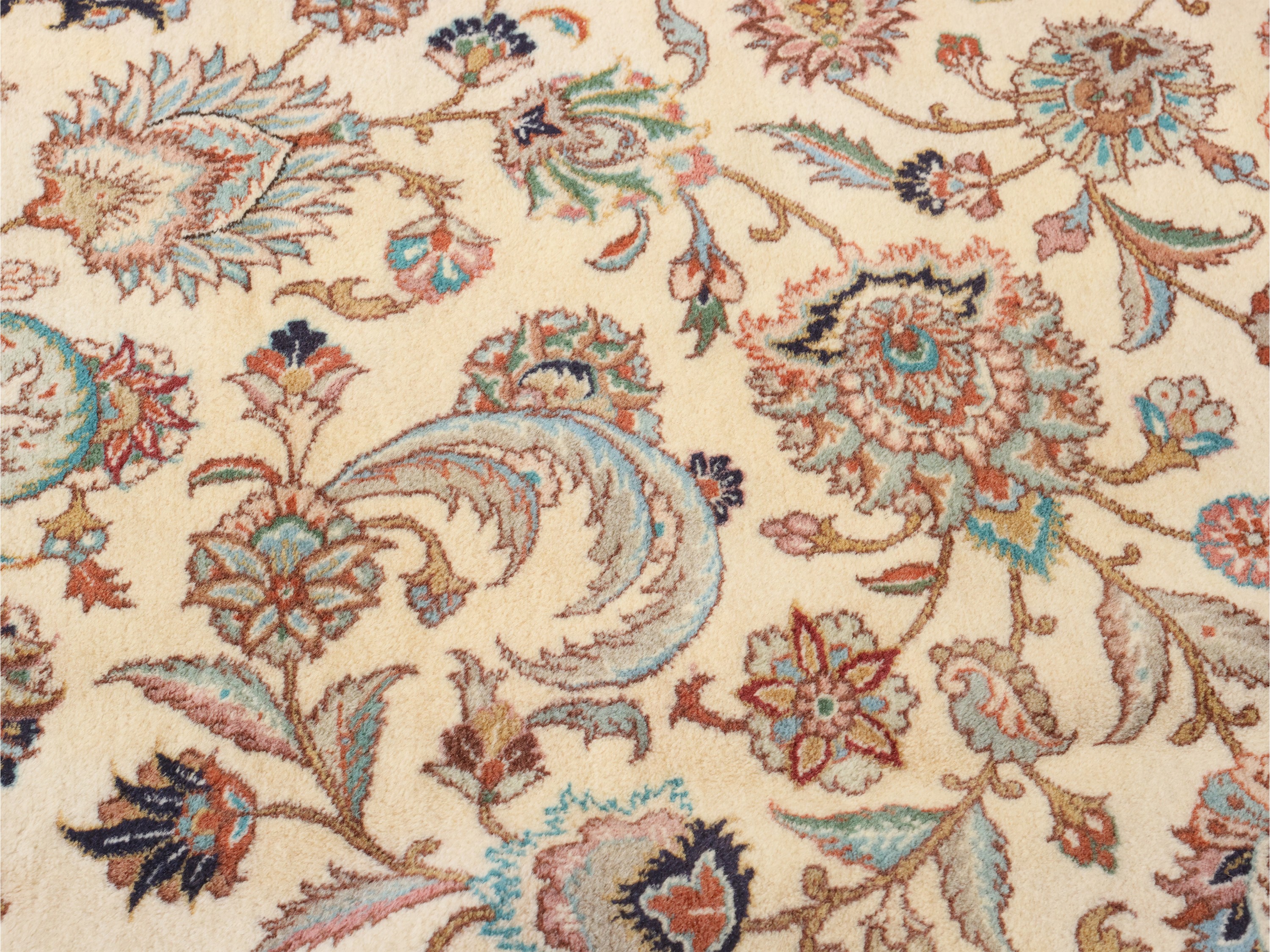 Tappeto persiano Tabriz, decorazione floreale stilizzata, fondo avorio