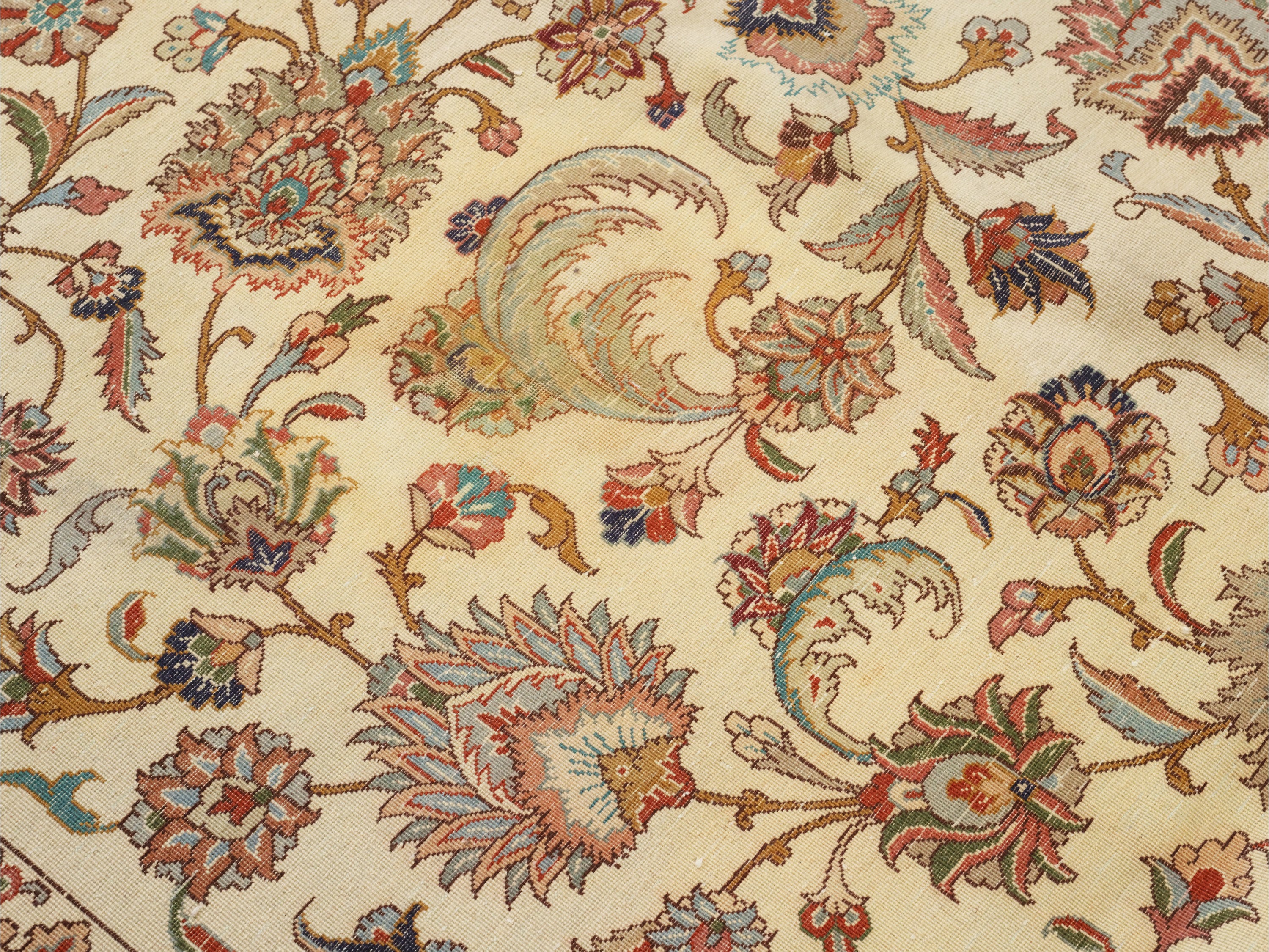 Tappeto persiano Tabriz, decorazione floreale stilizzata, fondo avorio